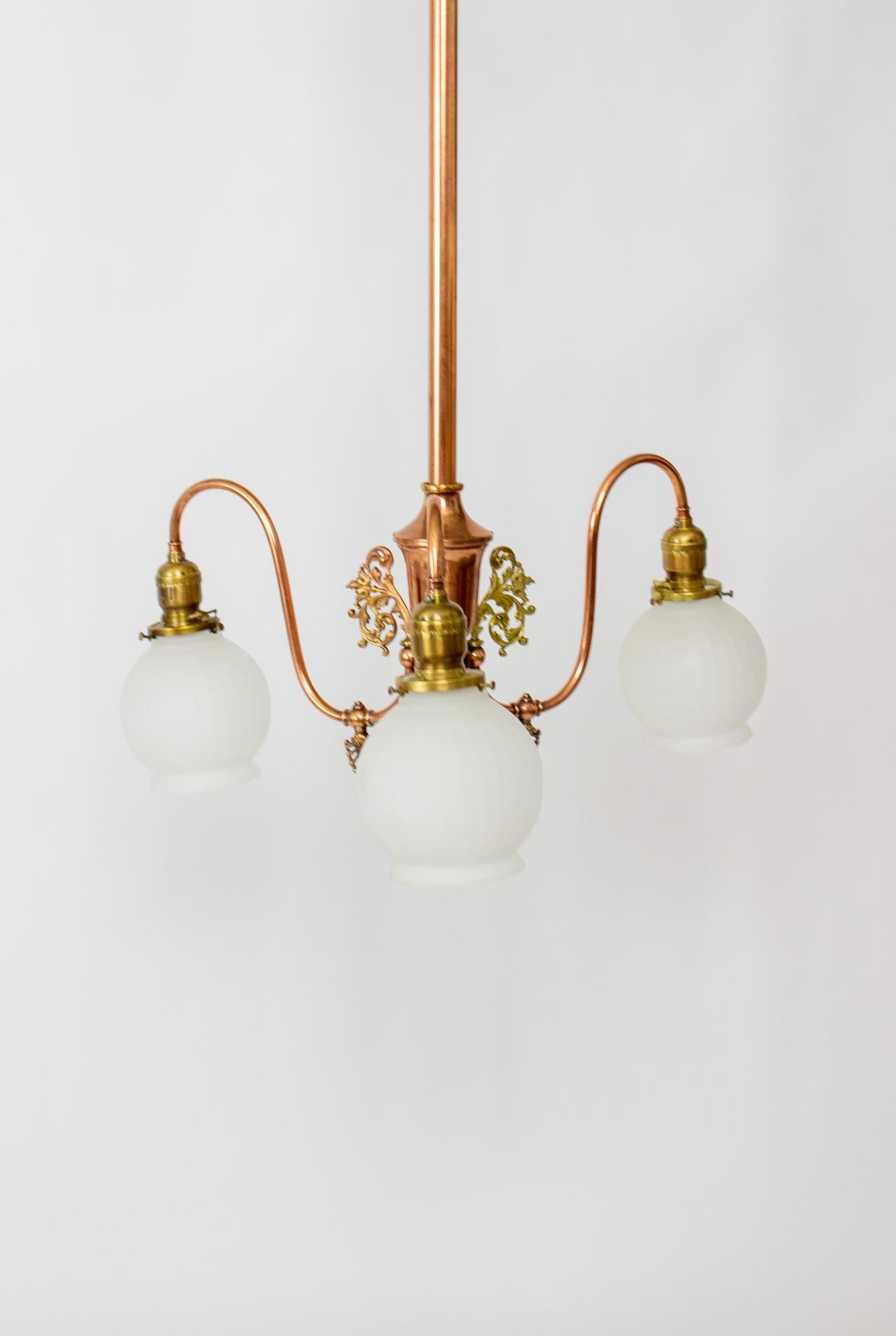 Gasolier de latón rojo de tres luces de finales del siglo XIX en venta 7