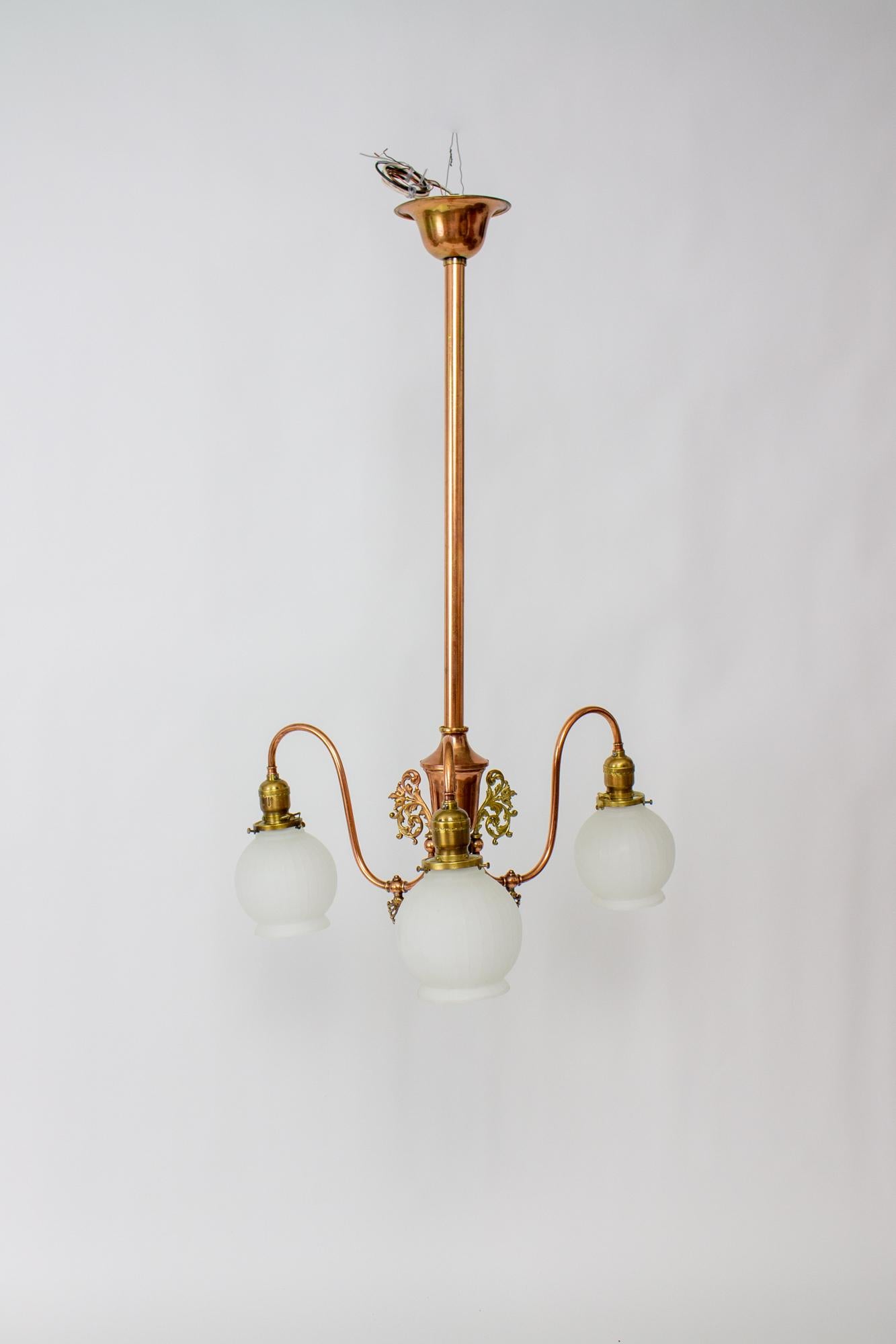 Gasolier de latón rojo de tres luces de finales del siglo XIX en venta 8