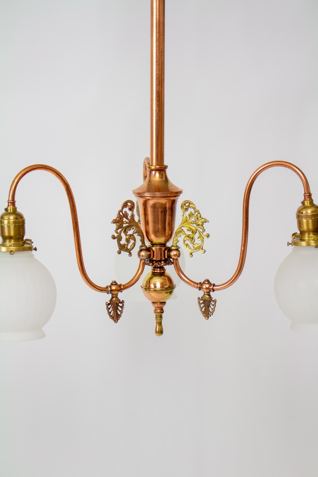 Gasspeicher aus dem 19. Jahrhundert, mit drei nach unten gerichteten Lichtern. Ursprünglich mit nach unten gerichteten Welsbach-Mantelbrennern entworfen, jetzt elektrifiziert mit 2 ¼-Clamp-Schirmhaltern aus dem späten 19. Die originalen Gashähne