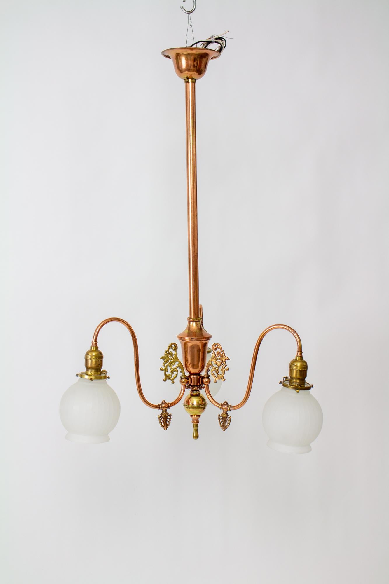 Gasolier de latón rojo de tres luces de finales del siglo XIX en venta 1