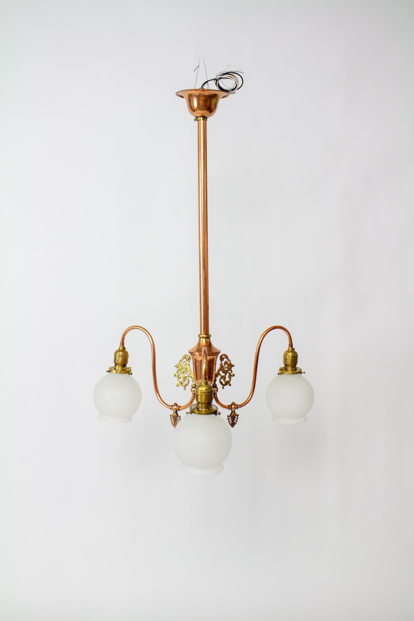 Gasolier de latón rojo de tres luces de finales del siglo XIX en venta 2