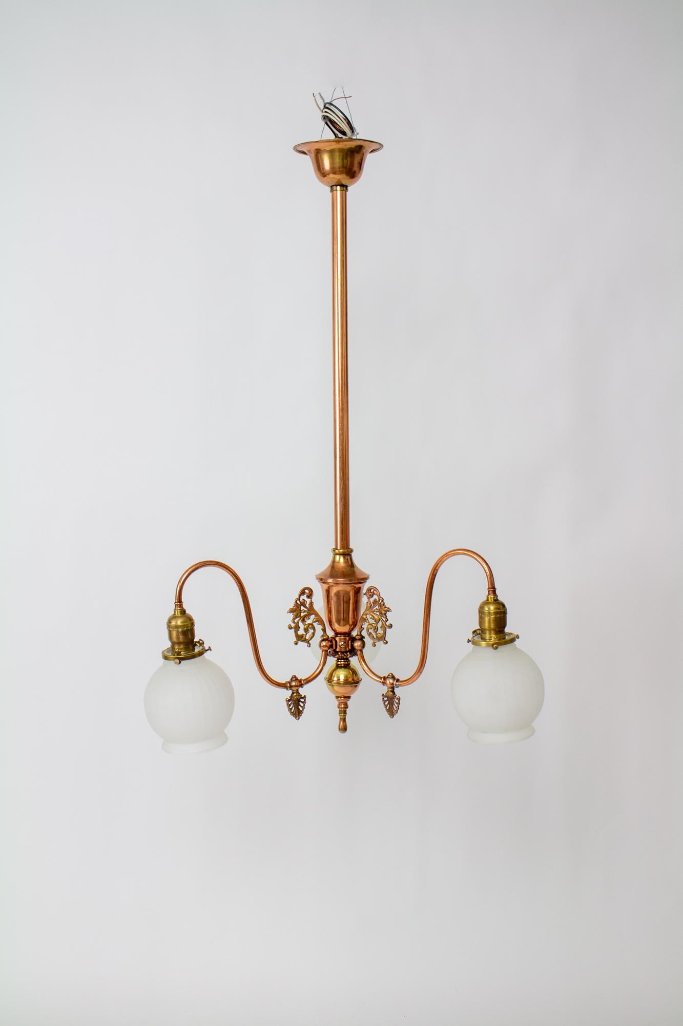 Gasolier de latón rojo de tres luces de finales del siglo XIX en venta 3