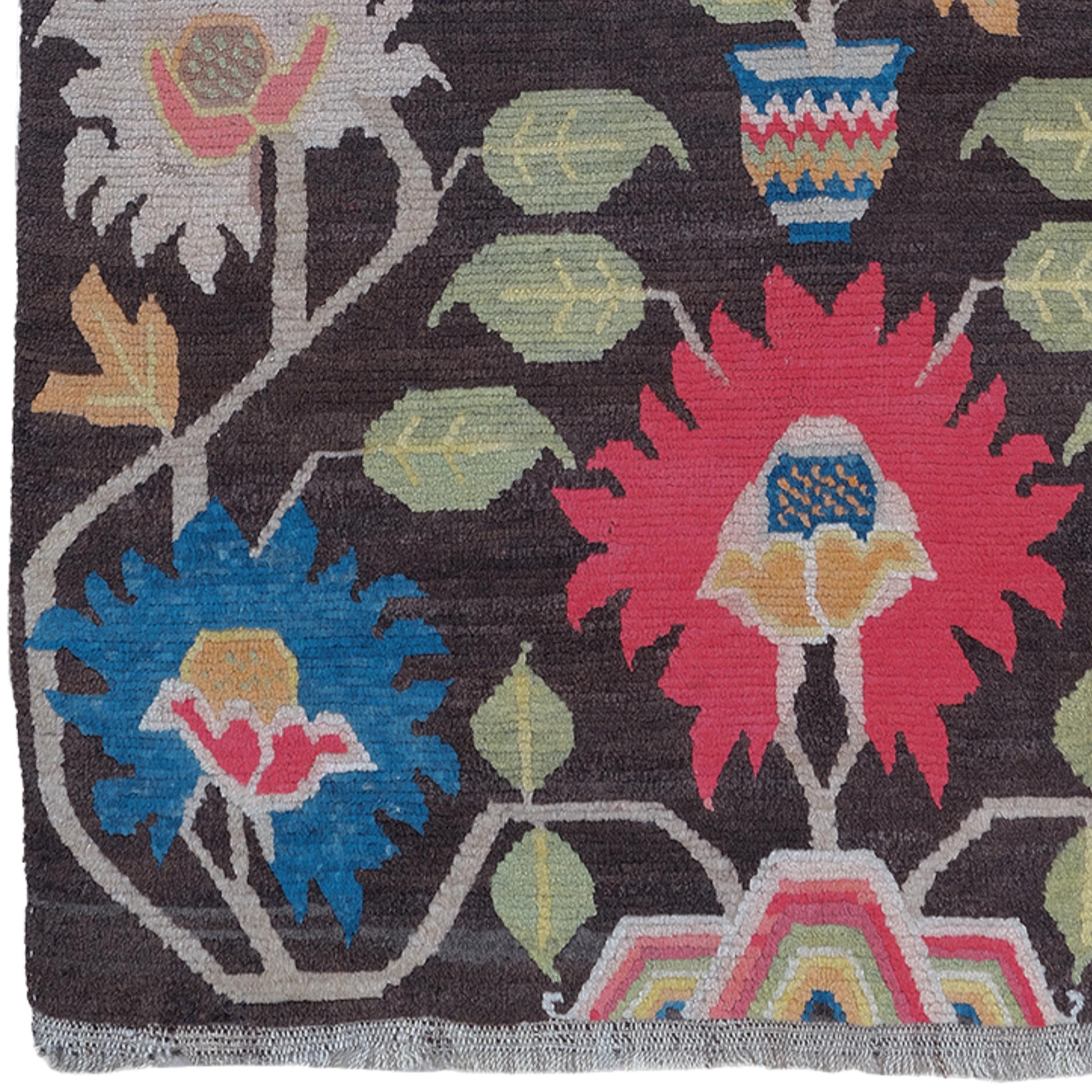 Tapis tibétain ancien de la fin du 19e siècle

Ce magnifique tapis tibétain ancien a été tissé à la main à la fin du XIXe siècle. Son design unique et ses couleurs éclatantes éblouissent par le soin méticuleux et la maîtrise dont il a fait l'objet.