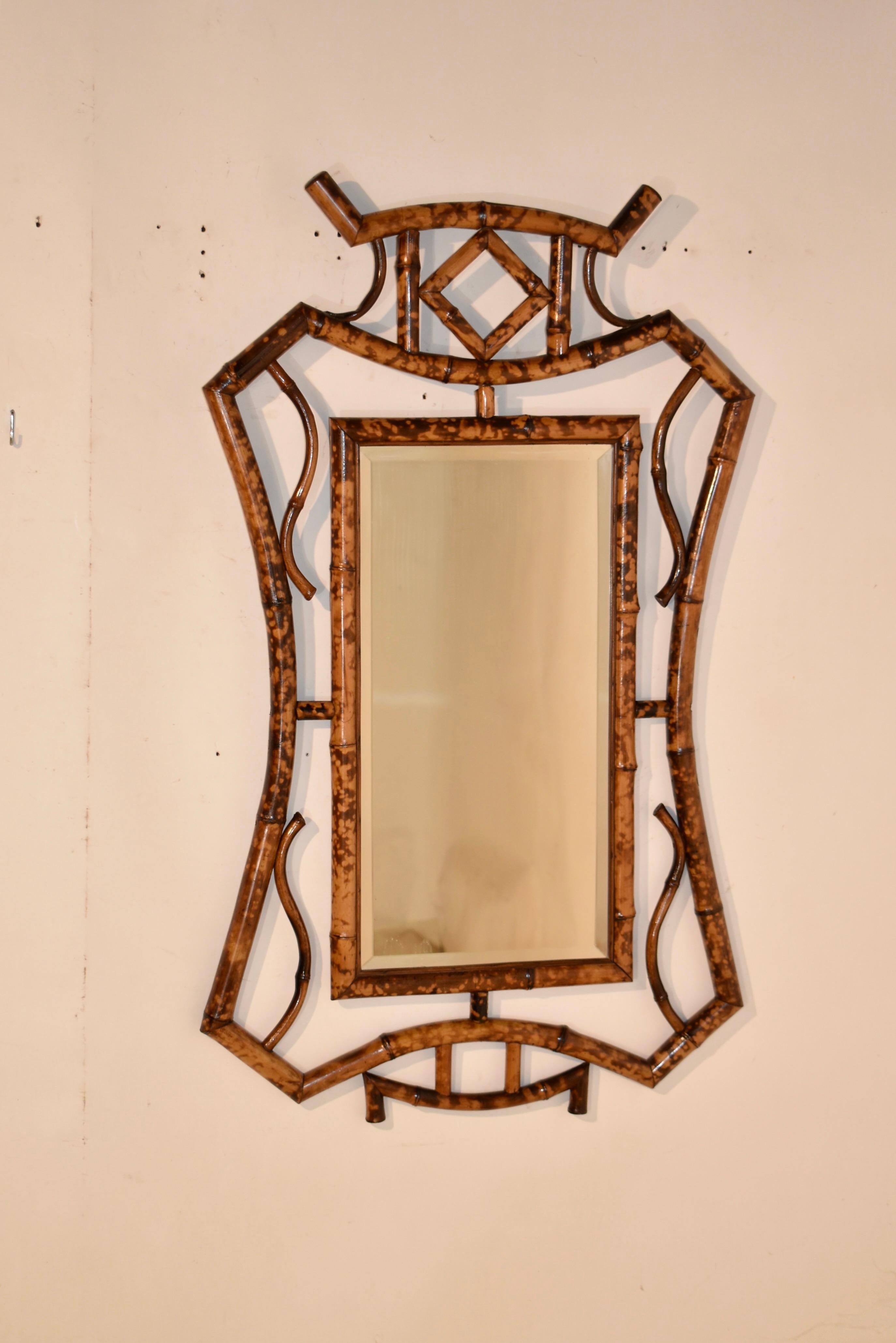Miroir mural en bambou torturé de la fin du XIXe siècle.  Le cadre est absolument magnifique et présente une forme très intéressante, entourant un simple miroir à bord biseauté.  Cette pièce sera très intéressante sur n'importe quel mur où elle aura