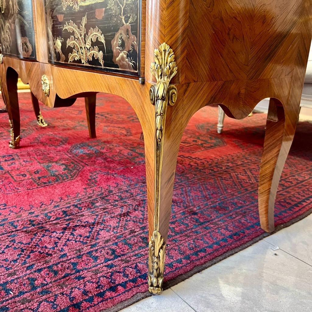 Late 19th-Century Transition Style Cabinet in Chinese Lacquer and Marquetry  In Good Condition For Sale In NICE, FR