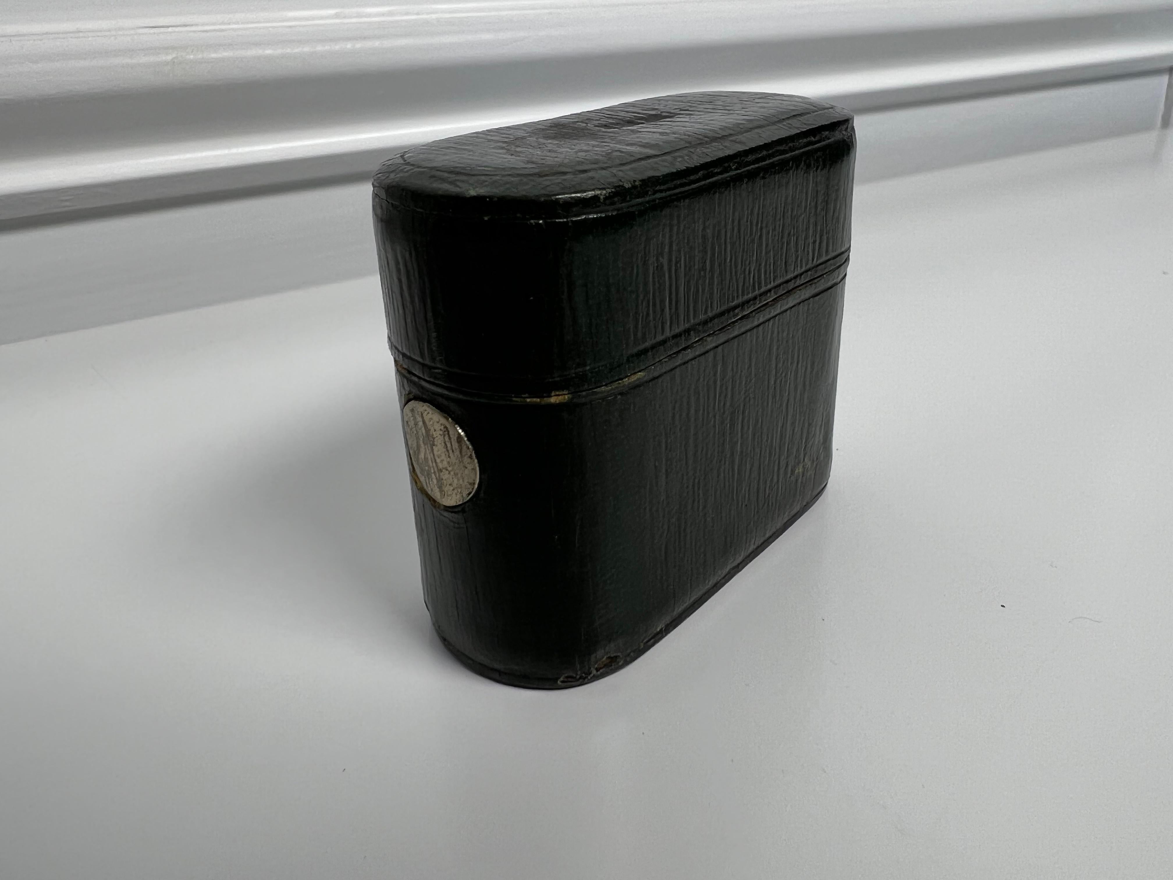 Late 19th Century Traveling Leather Inkwell Case with Glass Interior Well In Good Condition For Sale In Stamford, CT