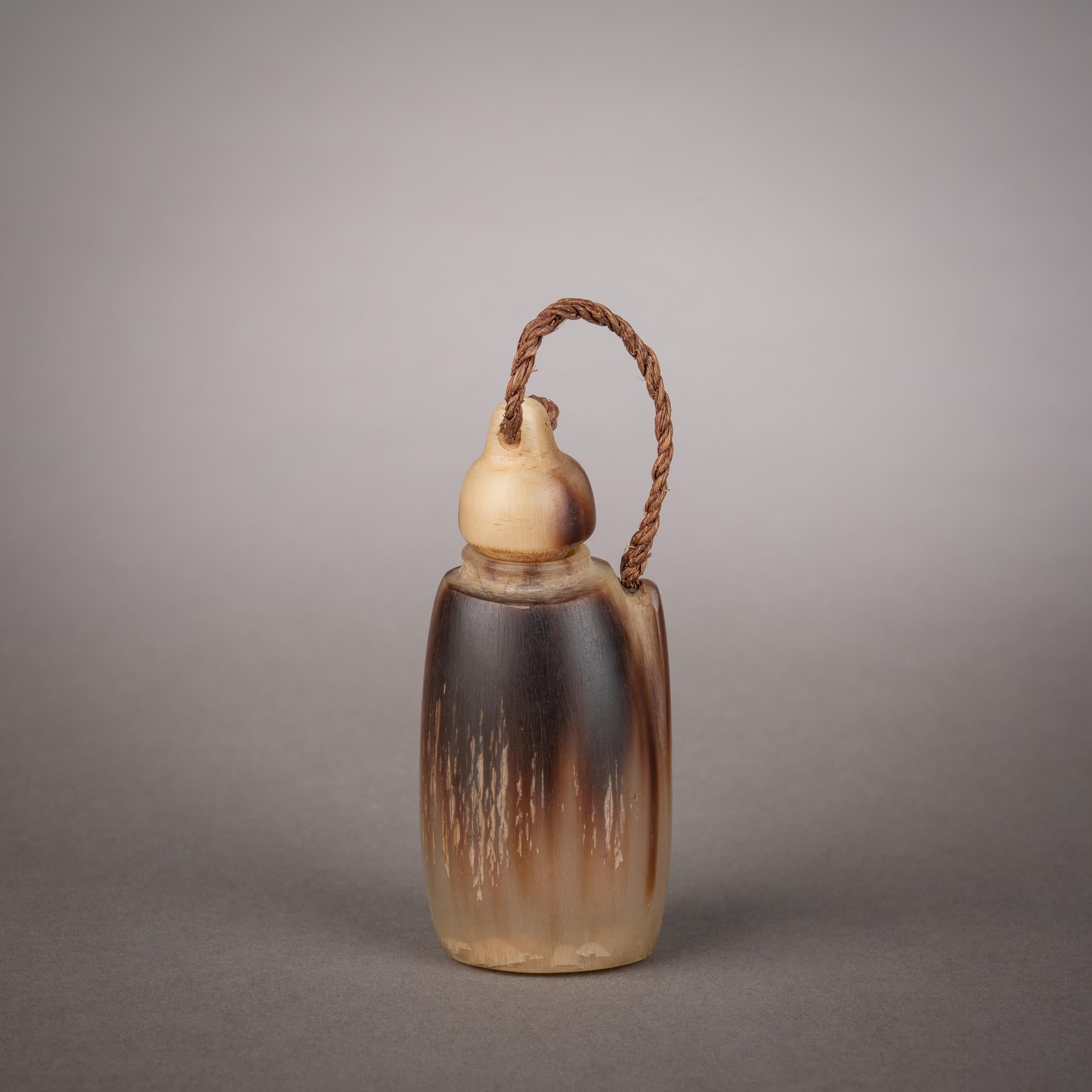 The soft, feathered play of light and dark over the surface of this snuff container perfectly illustrates the subtle beauty found in horn carvings and the unique effects the medium offers to artisans. A refined horn snuff container such as this