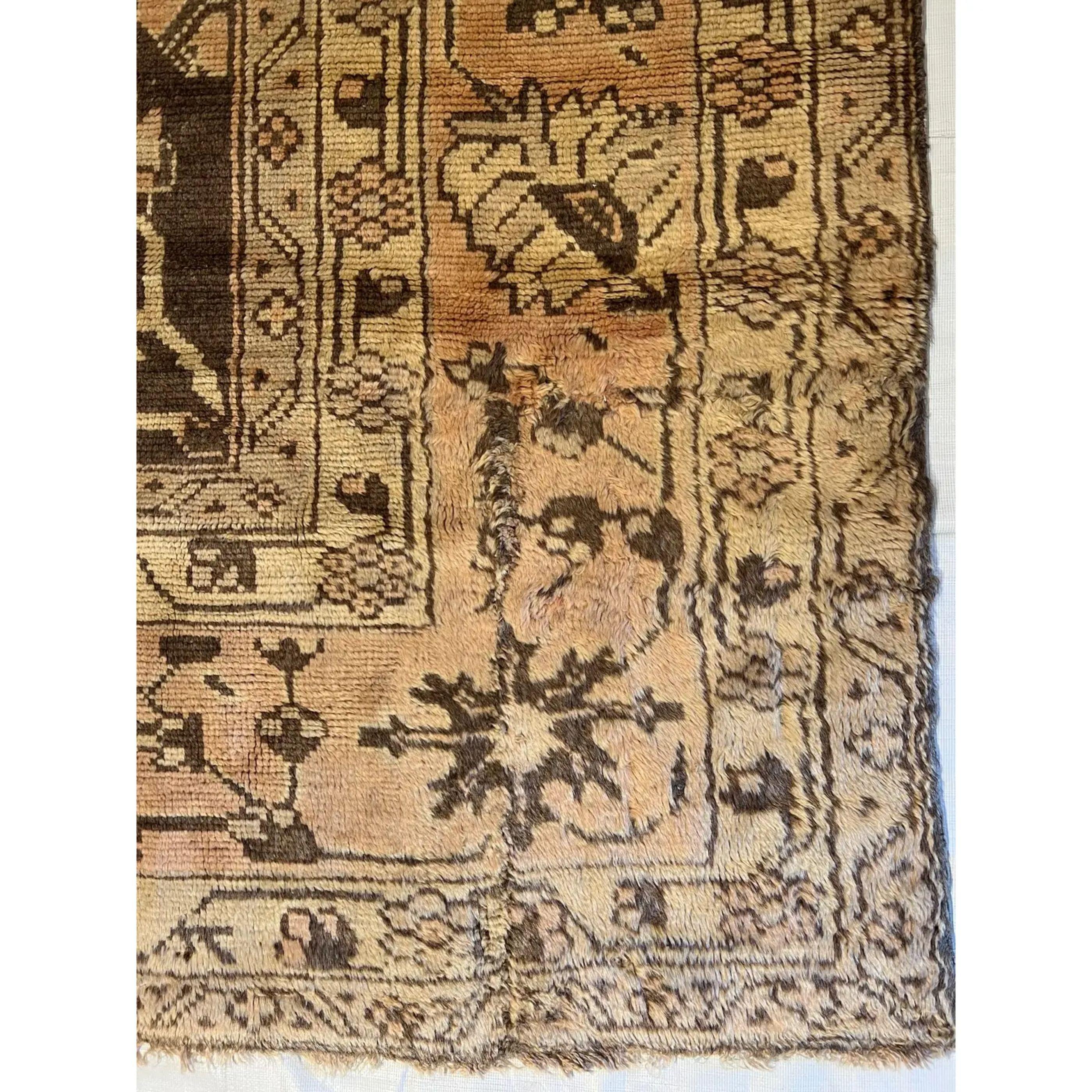 Late 19th Century Tribal Turkish Oushak Rug In Good Condition For Sale In Los Angeles, US