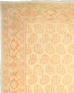 Tapis Oushak turc de la fin du 19e siècle à motifs floraux stylisés en ivoire
