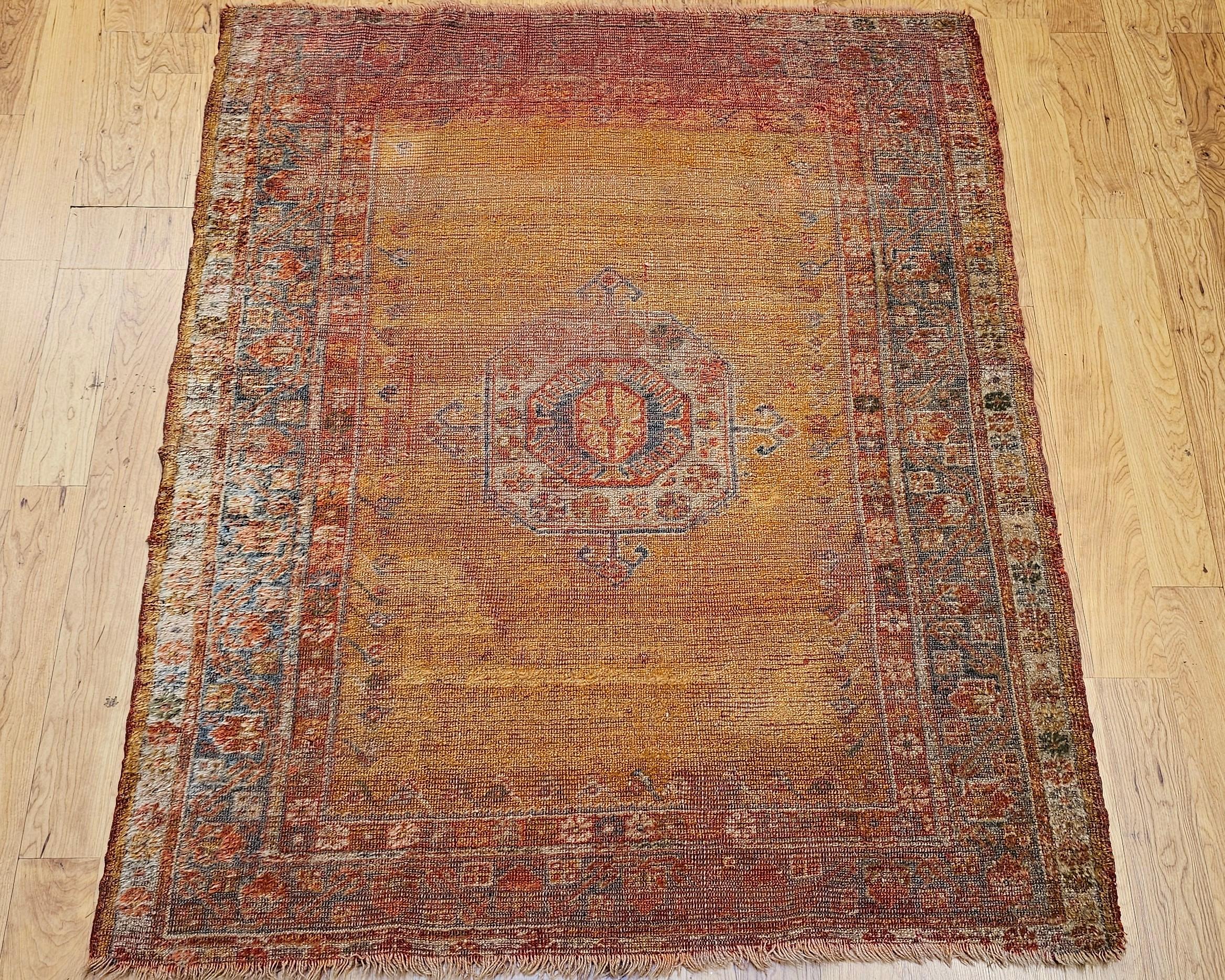 Alfombra turca Oushak de finales del siglo XIX con motivos mamelucos en azafrán y verde azulado en venta 1