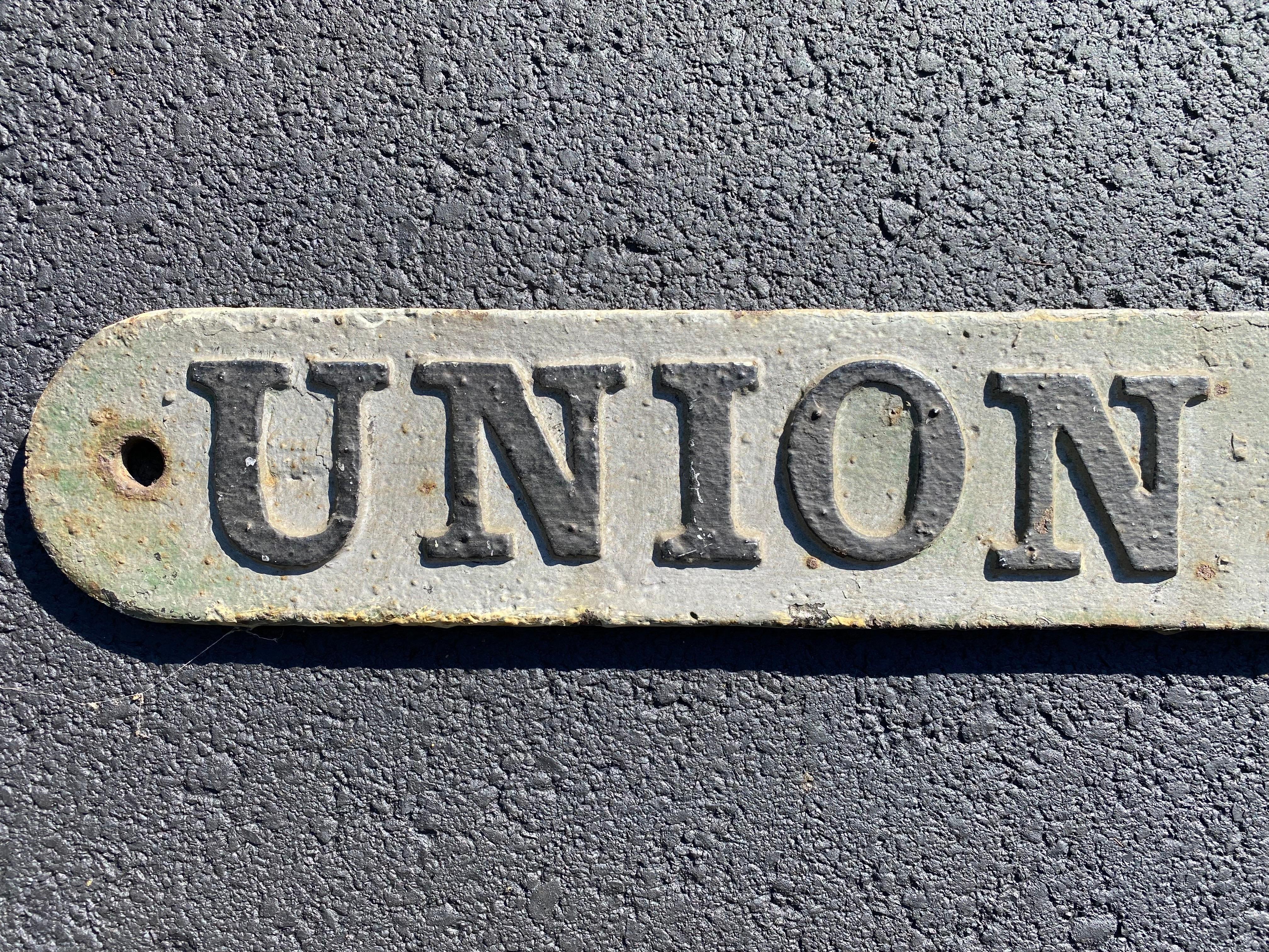 Enseigne à ruban en fonte de la fin du 19e siècle pour UNION IRON WORKS, EERIE PA. Union Iron Works a été l'un des plus grands fabricants de chaudières du pays de la fin du XIXe siècle au milieu du XXe siècle. 