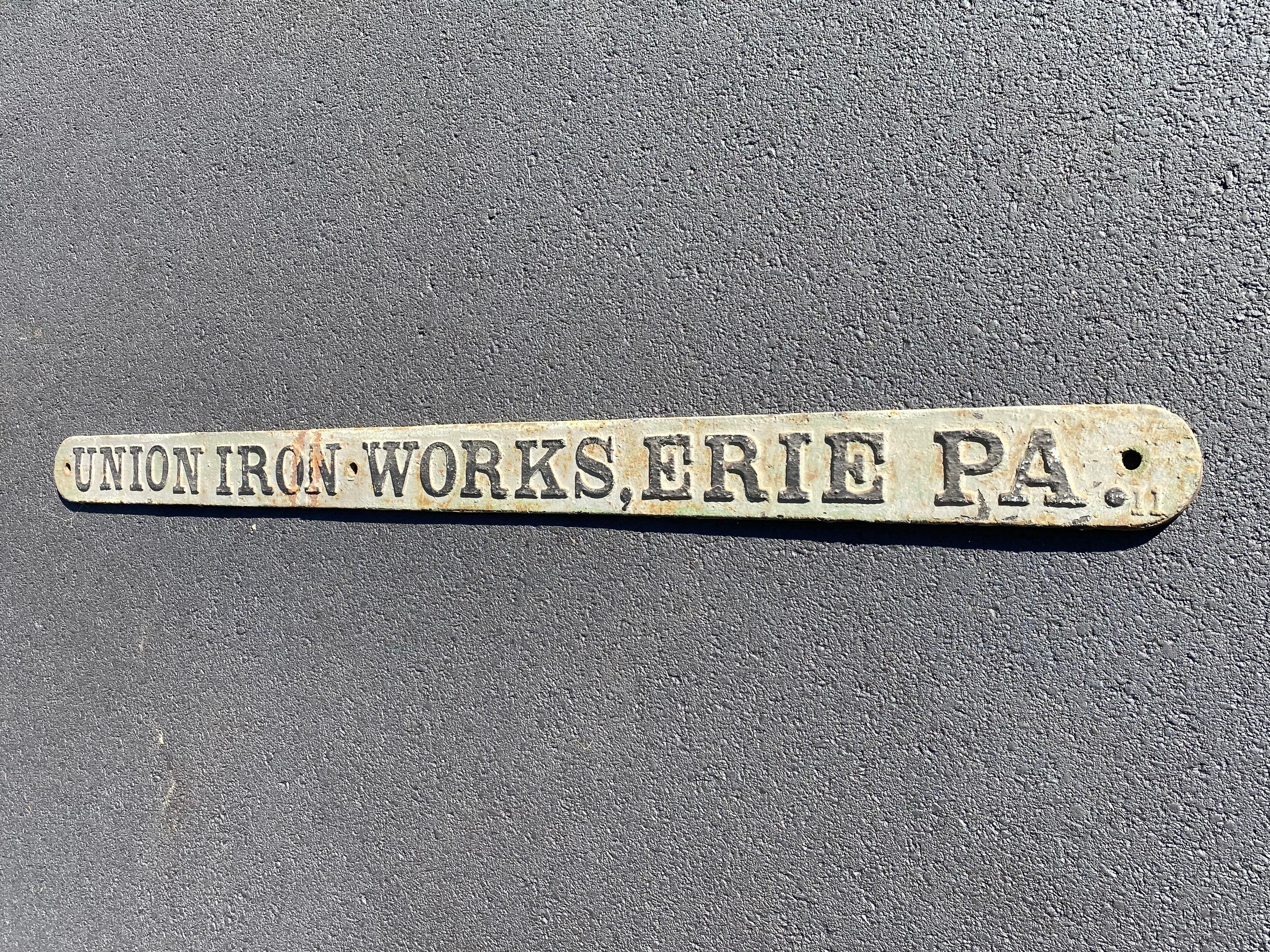 Fer Fin du 19ème siècle UNION IRON WORKS Eerie, Pennsylvanie Enseigne en fonte Folk Art en vente