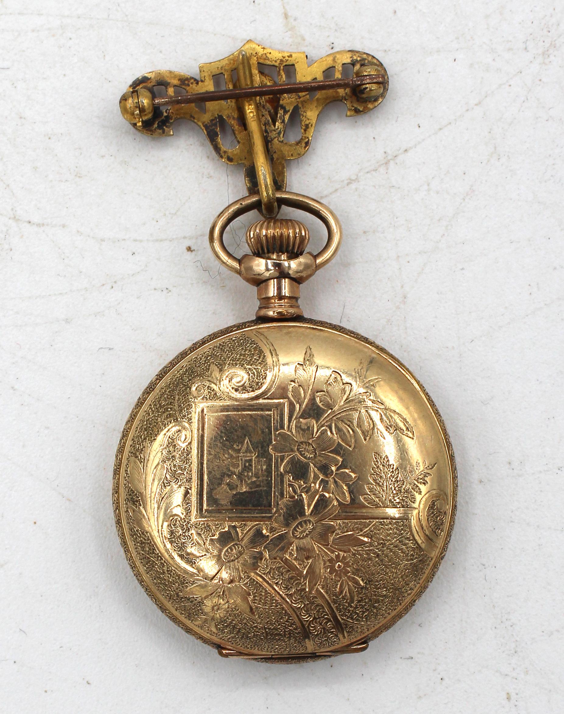 Fin du 19e siècle, United States Watch Co. Montre de chasse à revers pour dames. Or jaune. Avec épingle à écusson pour la boutonnière. Affaire Defiance 