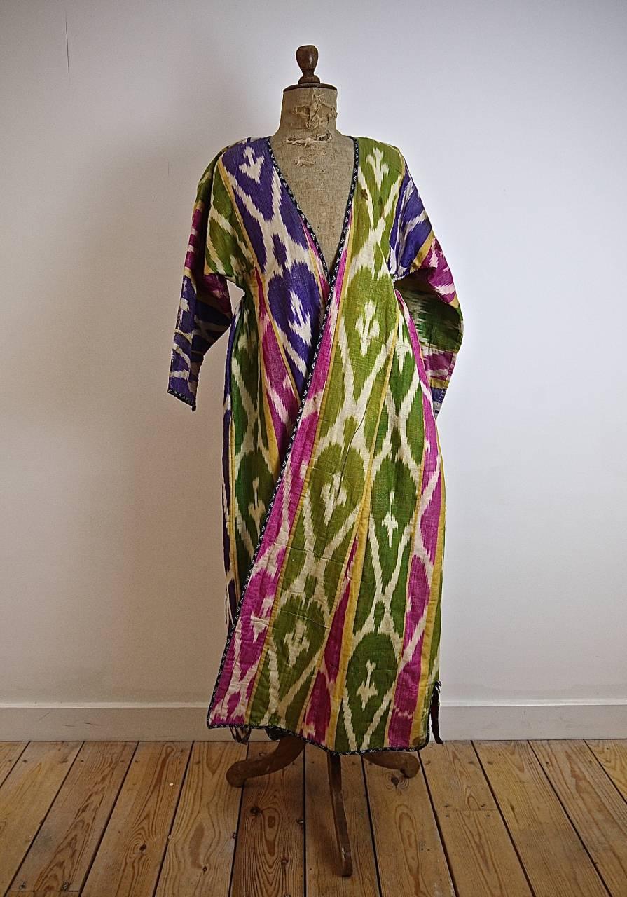 Late 19th or early 20th century silk ikat chapan or robe from Uzbekistan with a red cotton print Russian lining with some charming patched repairs. Lightly quilted with a wool padding.
Measures: Neck to hem 128 cm
Across the chest 46 cm wide.