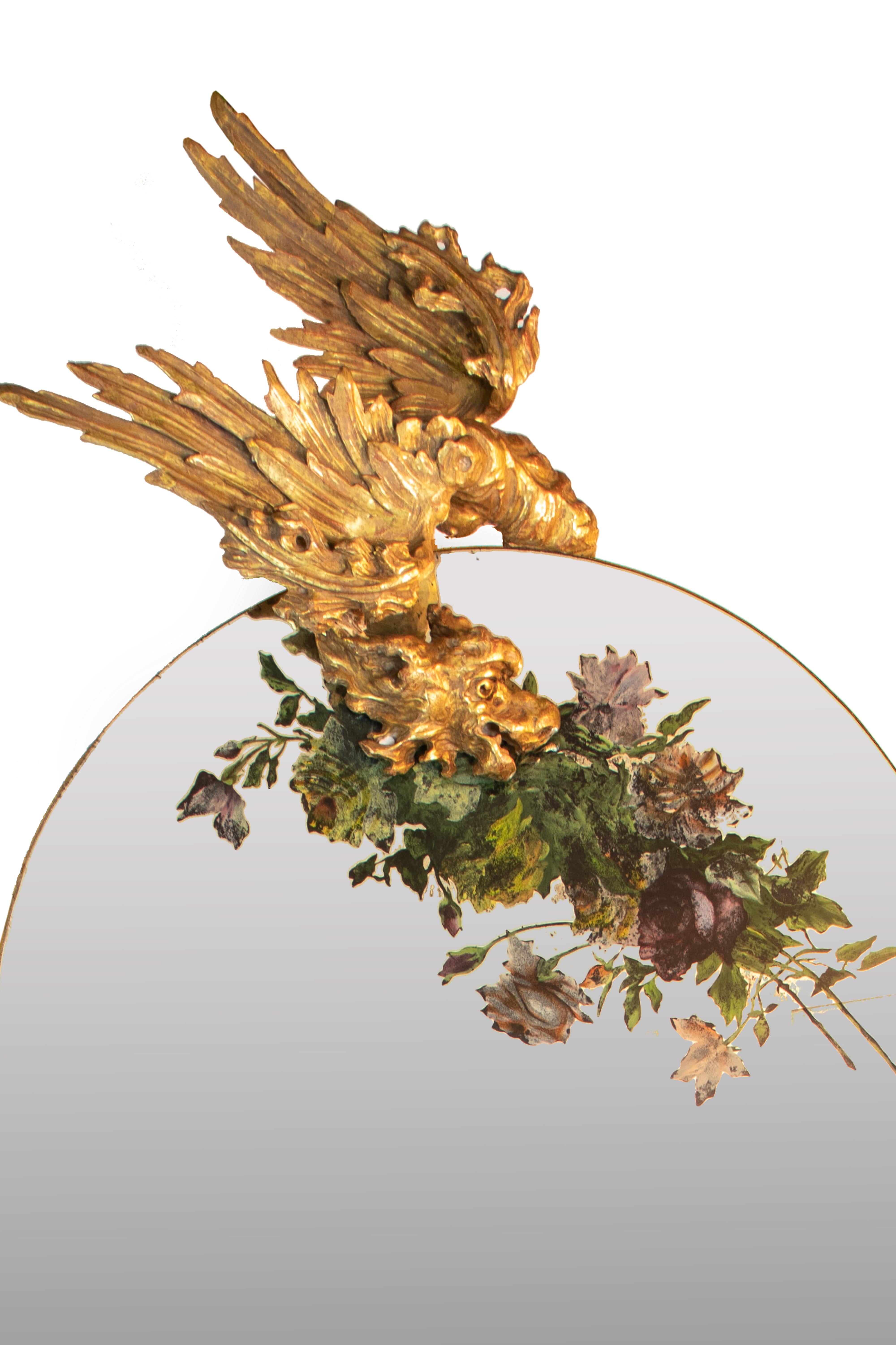 Jardinière vénitienne de la fin du XIXe siècle en bois sculpté et doré, avec un grand miroir en forme d'arche présentant une composition florale en Verre églomisé (peint à l'envers) sur le dessus. Le cadre est décoré de grues, de fleurs et d'un