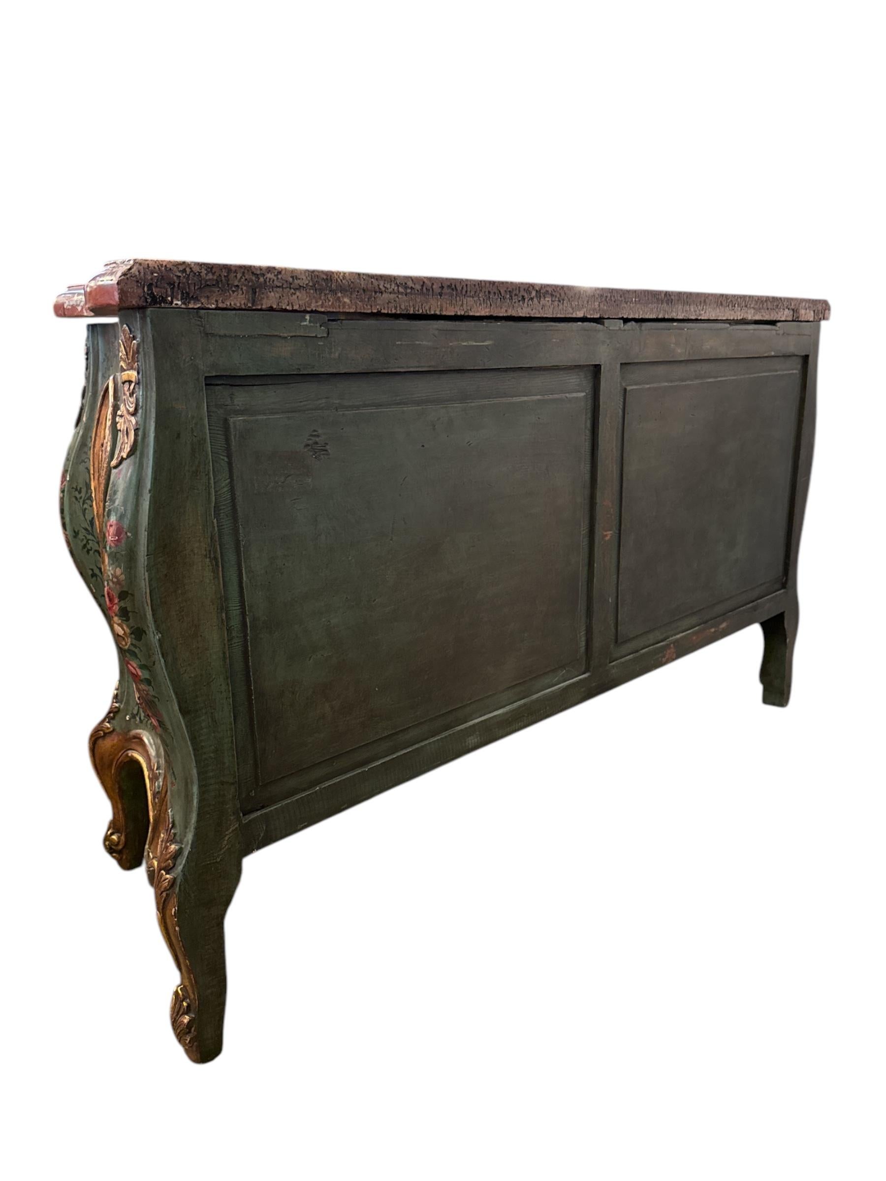 Commode con piano in marmo in stile rococò dipinto veneziano della fine del XIX secolo in vendita 5