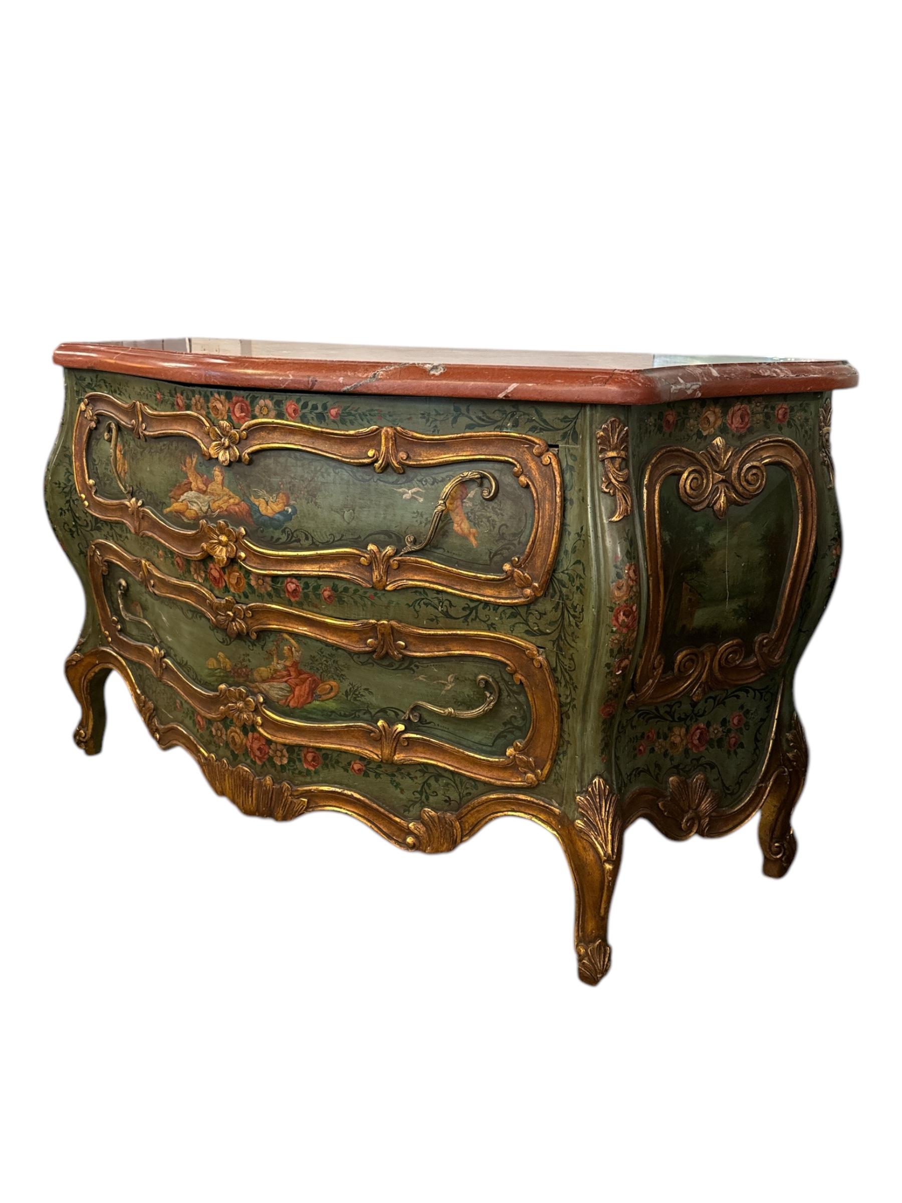 Eleganza senza tempo per questa commode con piano in marmo dipinta in stile rococò veneziano della fine del XIX secolo. Esempio straordinario di artigianato veneziano, questa squisita commode presenta motivi floreali dipinti a mano, accenti dorati e
