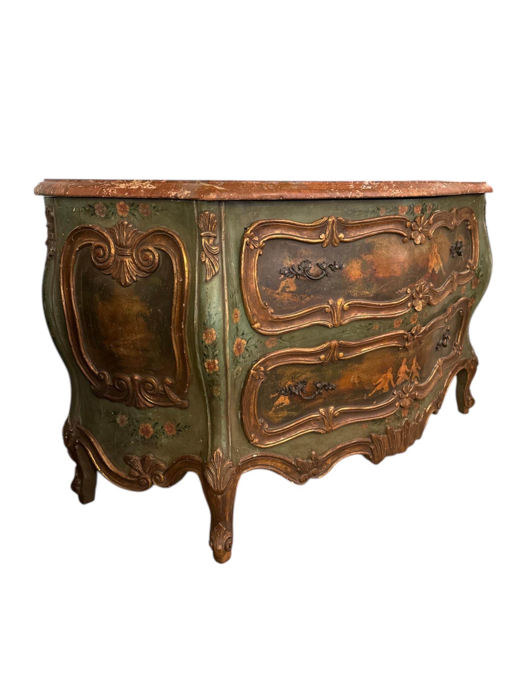 Eleganza senza tempo per questa commode con piano in marmo dipinta in stile rococò veneziano della fine del XIX secolo. Esempio straordinario di artigianato veneziano, questa squisita commode presenta motivi floreali dipinti a mano, accenti dorati e