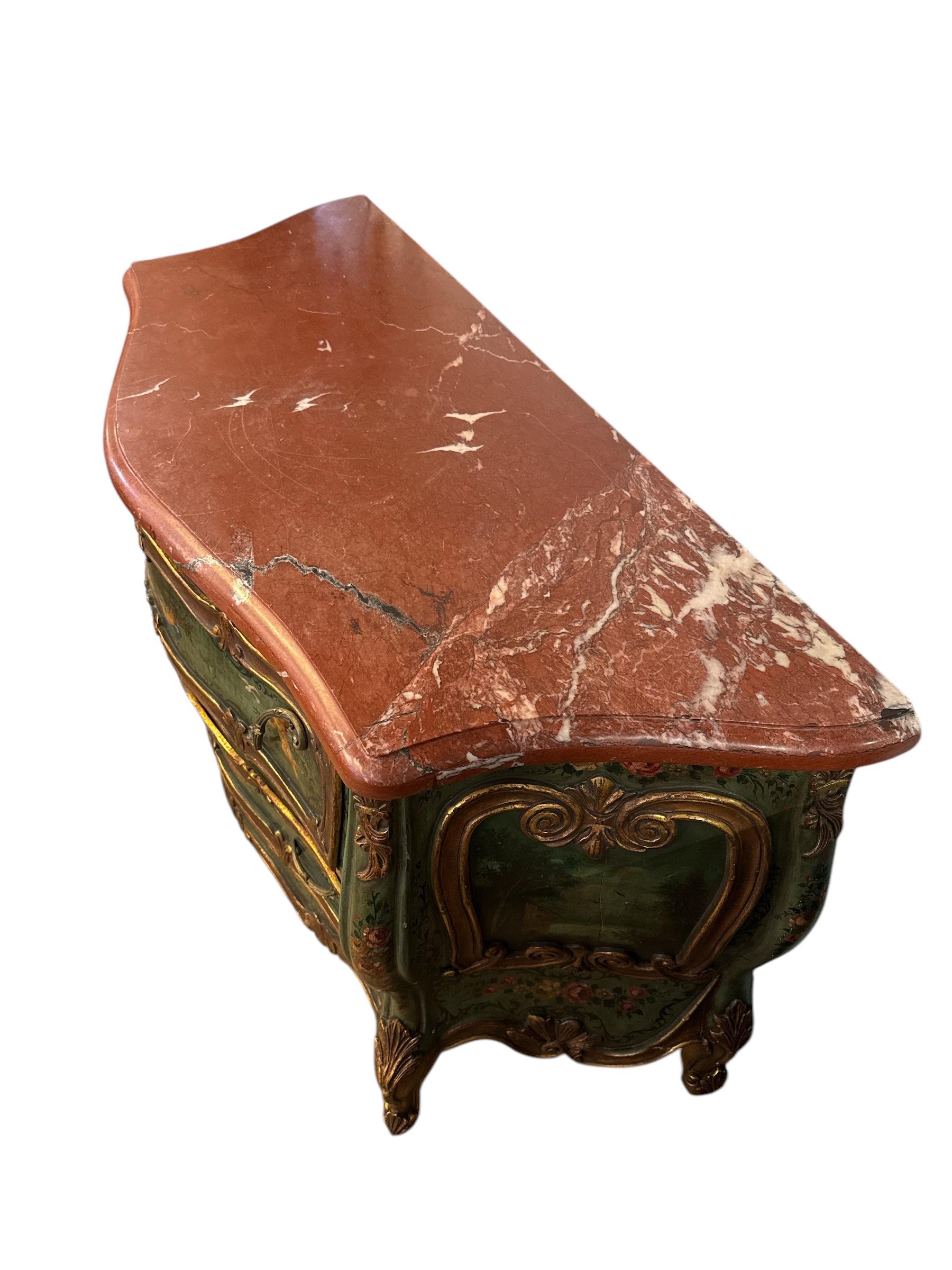 Italiano Commode con piano in marmo in stile rococò dipinto veneziano della fine del XIX secolo in vendita
