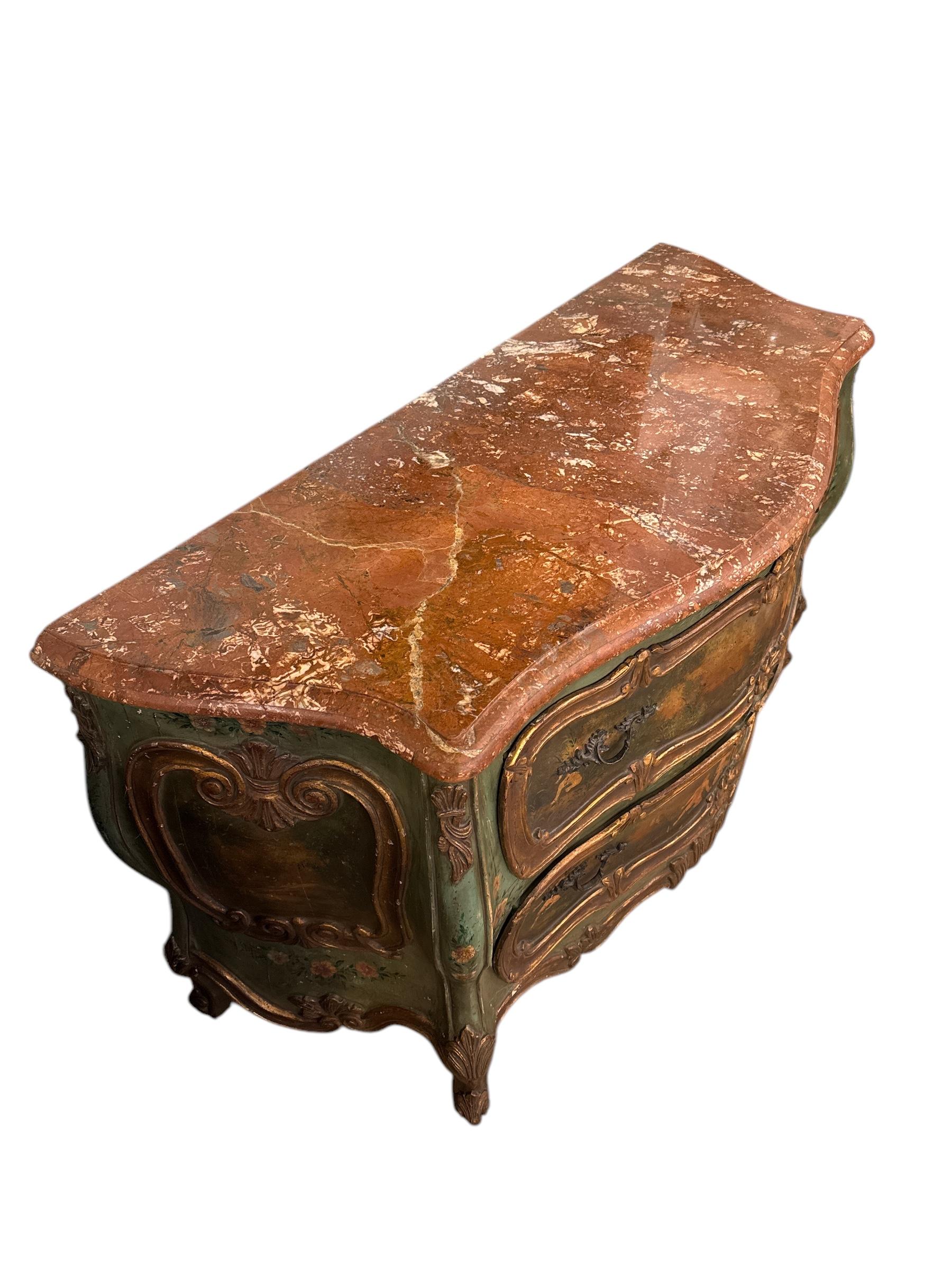 Italiano Commode con piano in marmo in stile rococò dipinto veneziano della fine del XIX secolo in vendita