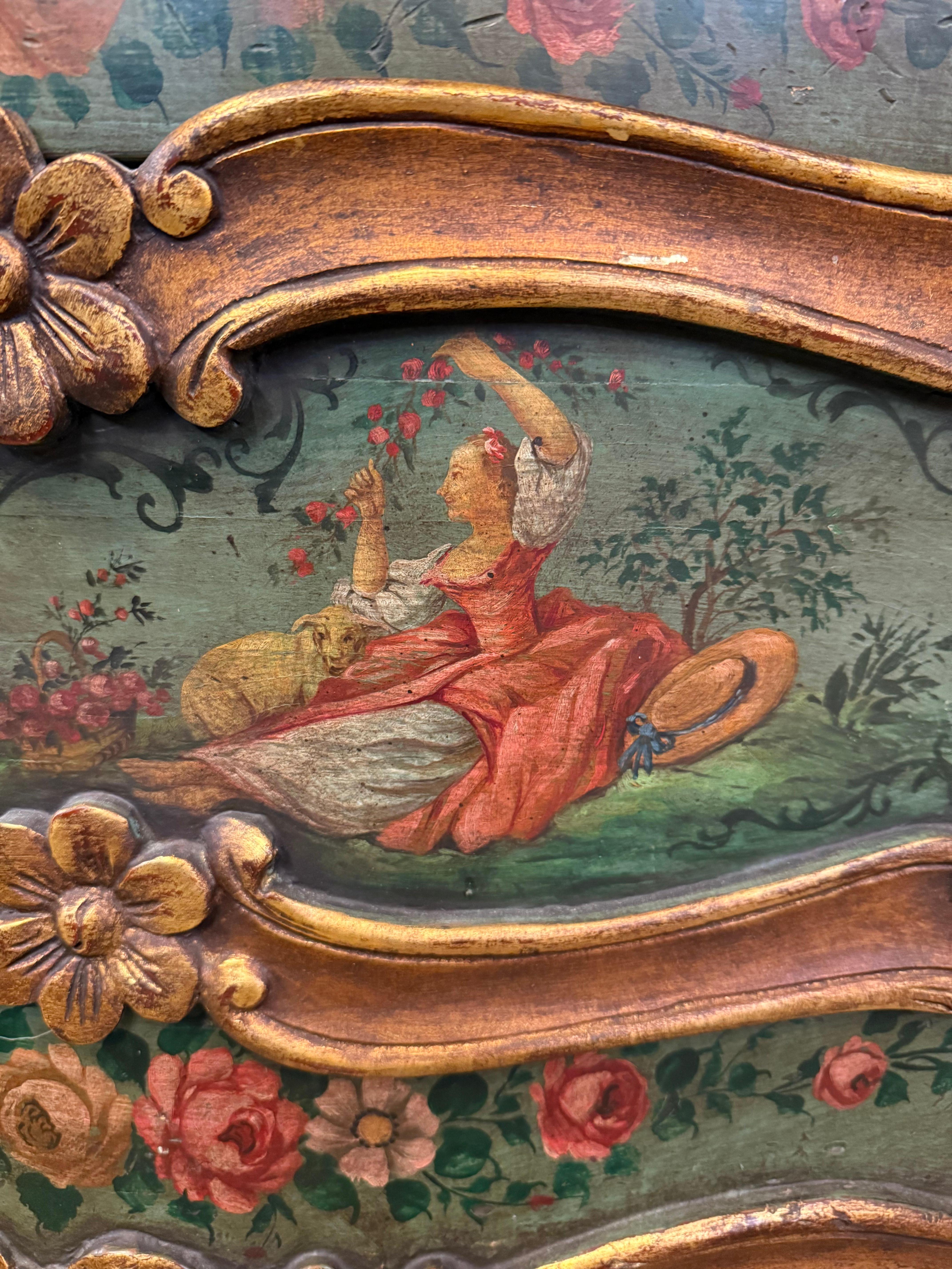 Commode con piano in marmo in stile rococò dipinto veneziano della fine del XIX secolo In condizioni buone in vendita a Pasadena, CA