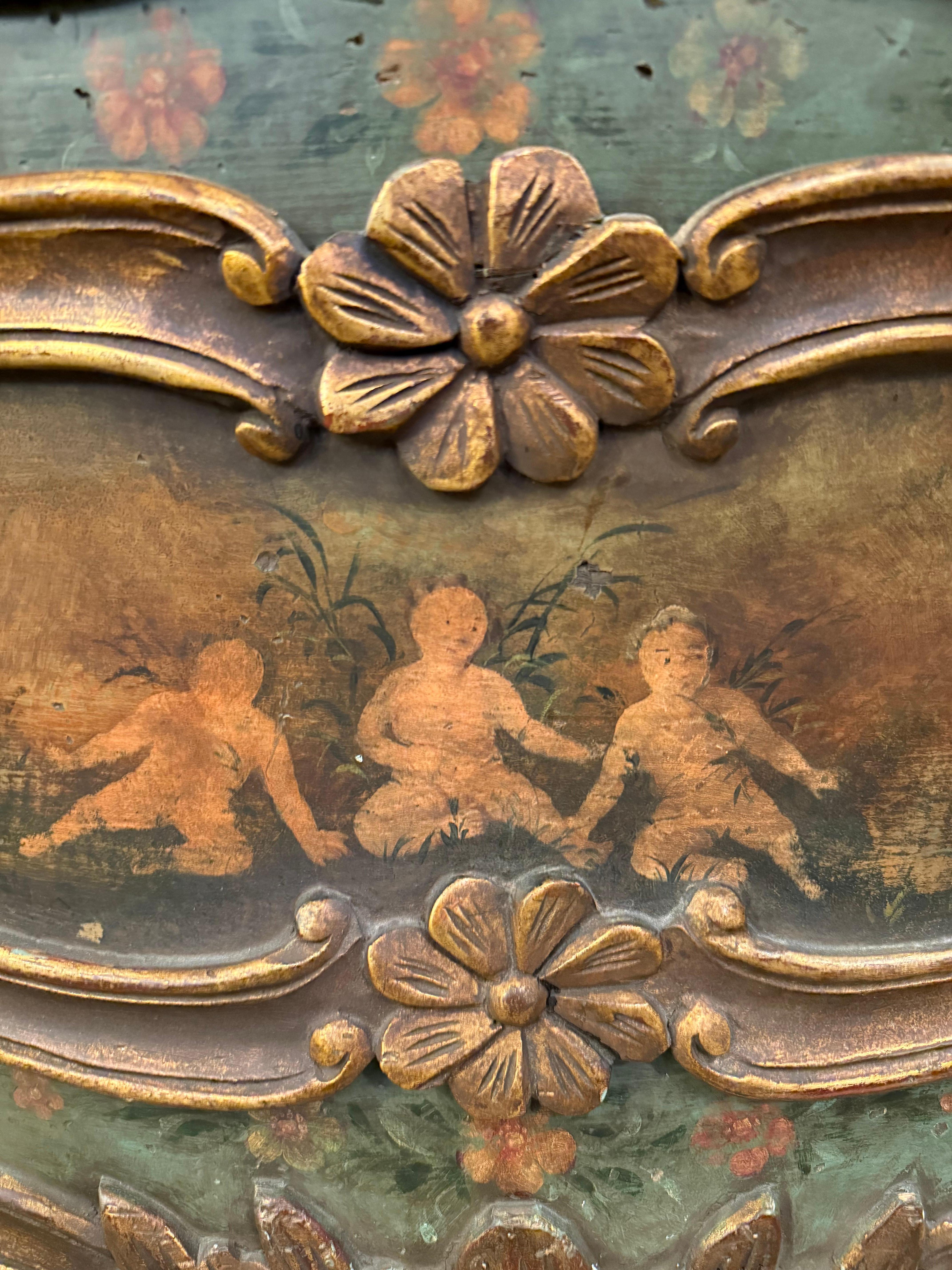 Commode con piano in marmo in stile rococò dipinto veneziano della fine del XIX secolo In condizioni buone in vendita a Pasadena, CA