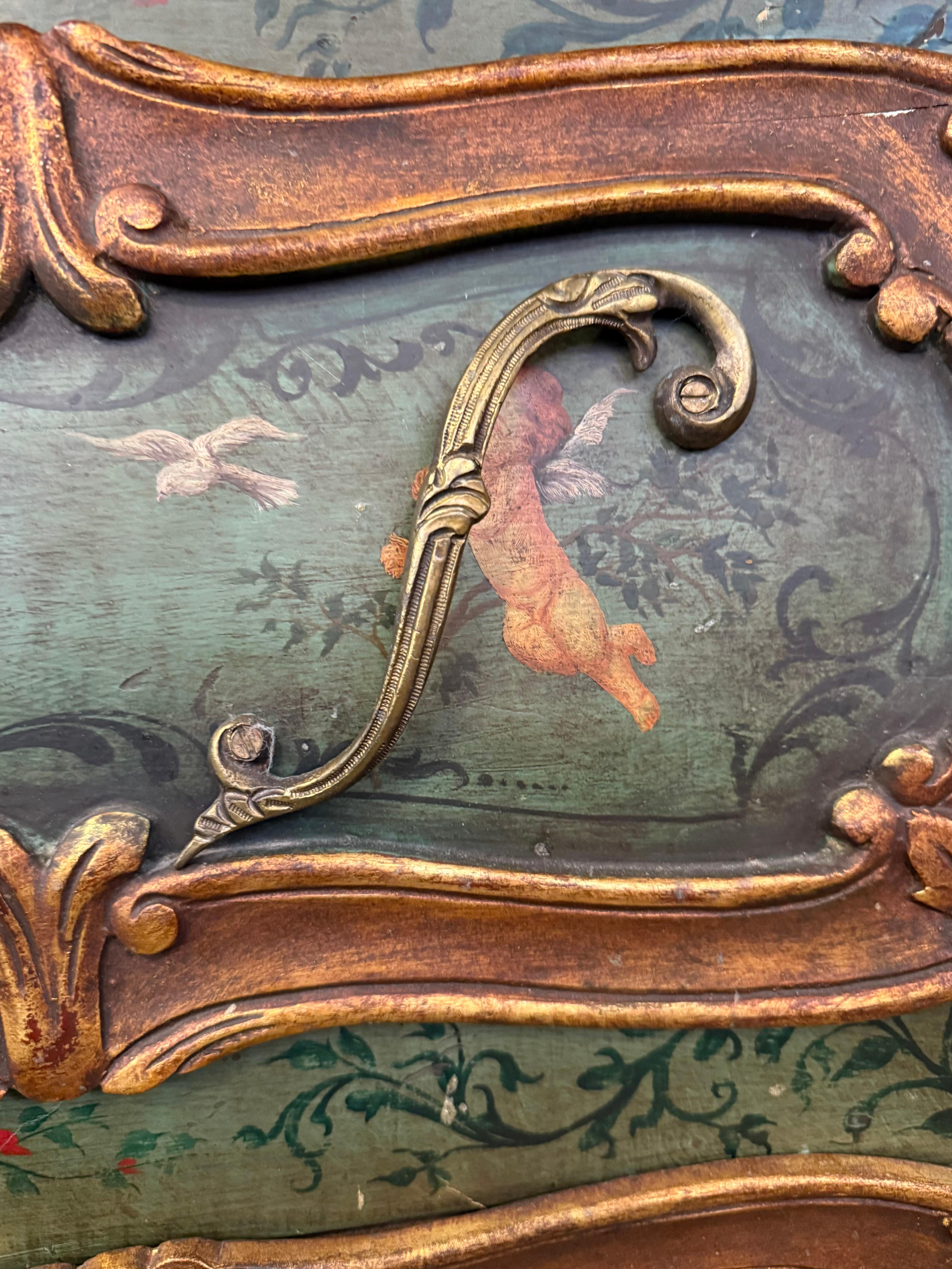 Commode con piano in marmo in stile rococò dipinto veneziano della fine del XIX secolo in vendita 1