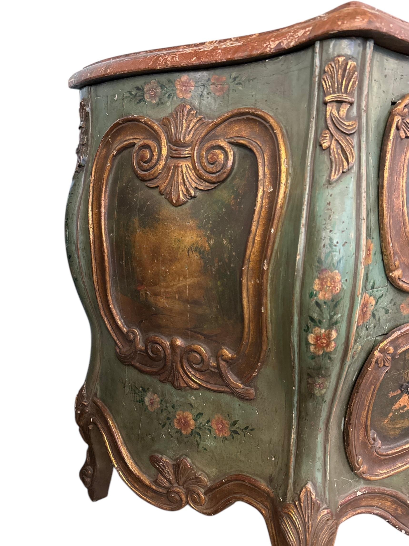 Commode con piano in marmo in stile rococò dipinto veneziano della fine del XIX secolo in vendita 3