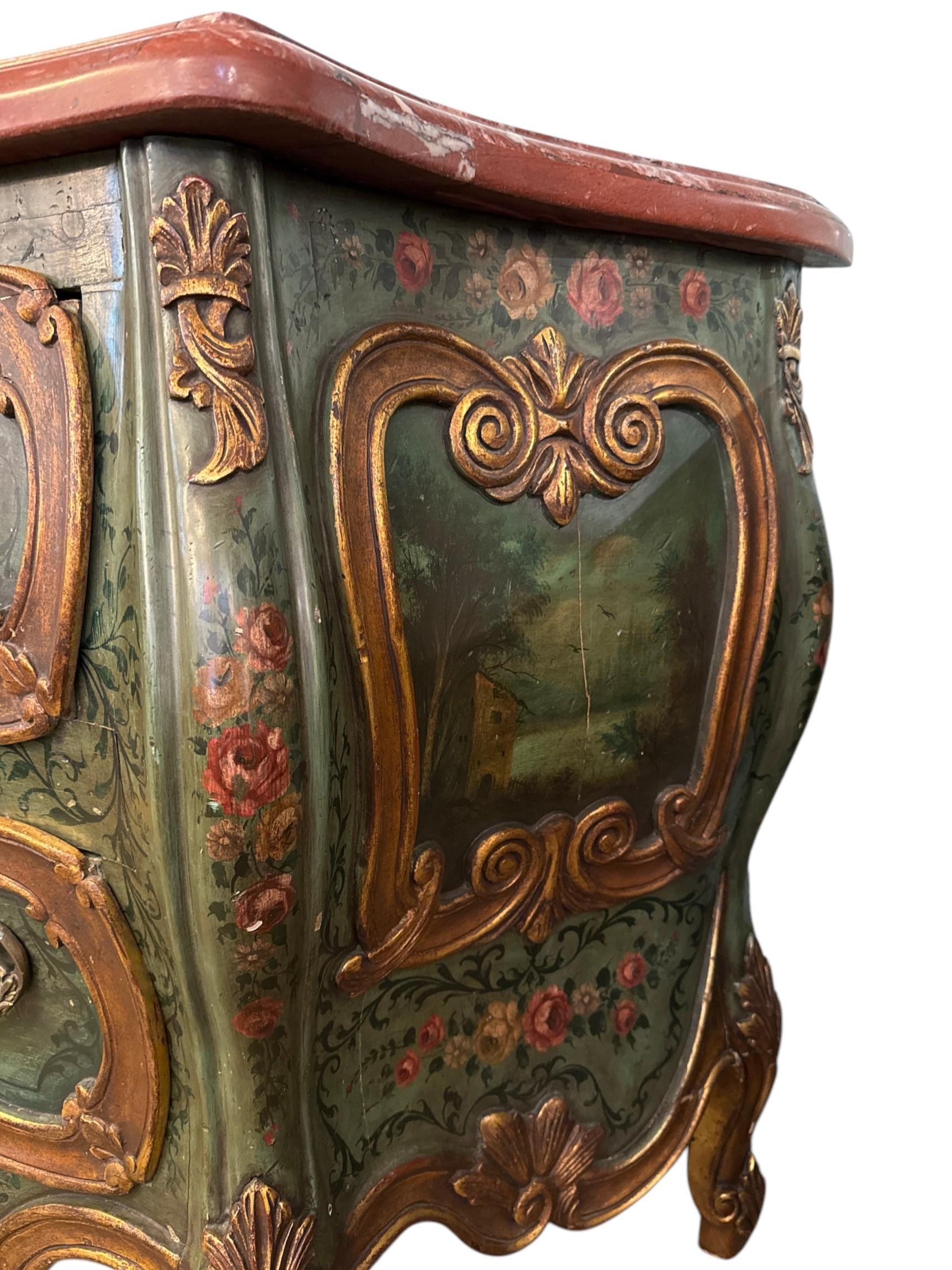 Commode con piano in marmo in stile rococò dipinto veneziano della fine del XIX secolo in vendita 4