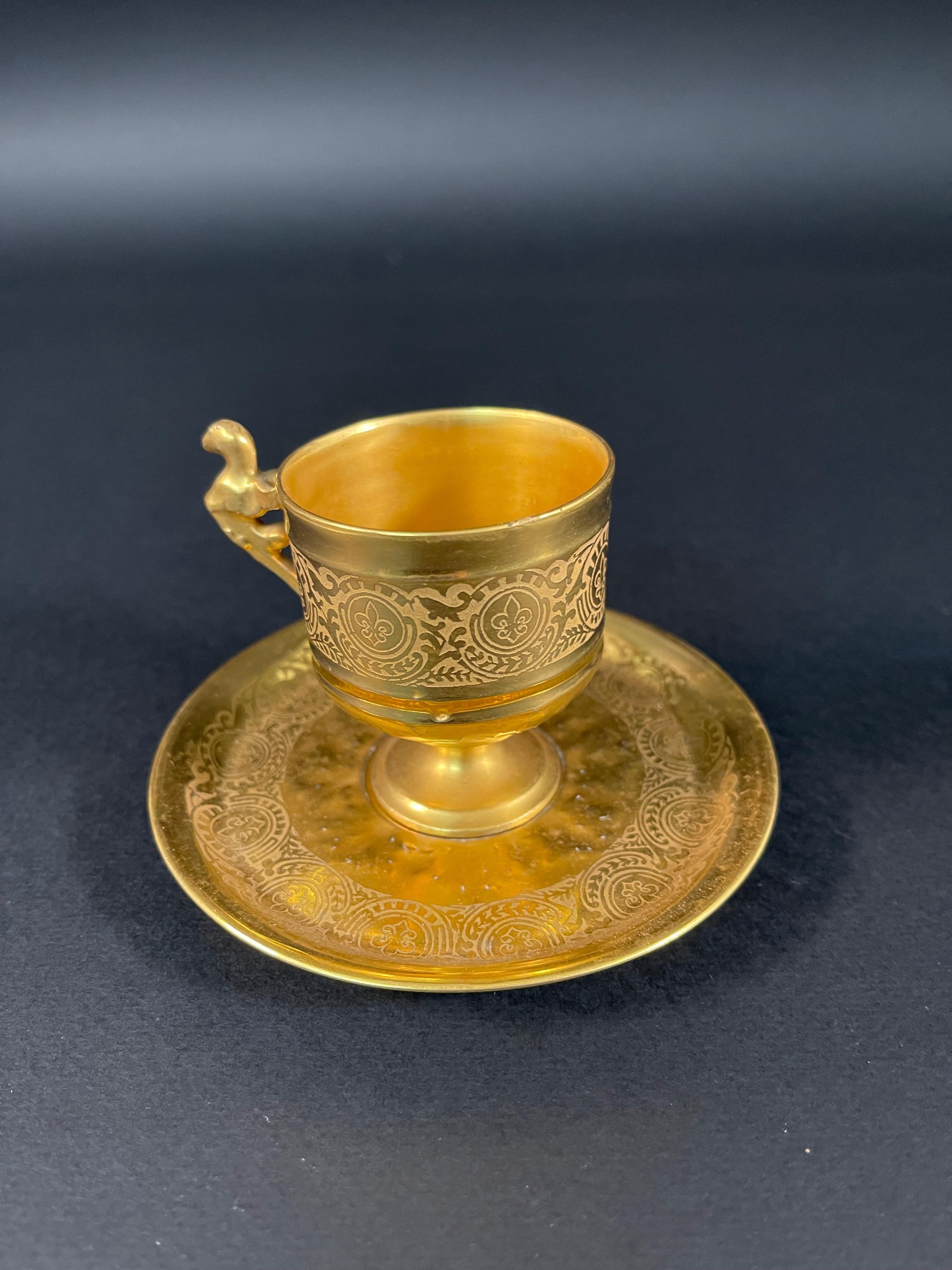 Wunderschöne und elegante Tasse mit Untertasse, komplett vergoldet in reinem Gold.
Zoomorpher Griff, der ein Fabeltier darstellt.
Unter dem Sockel signiert 'Rigo & Co Venezia', eine berühmte Porzellanfabrik in Venedig.


Dieses Kunstwerk, das noch