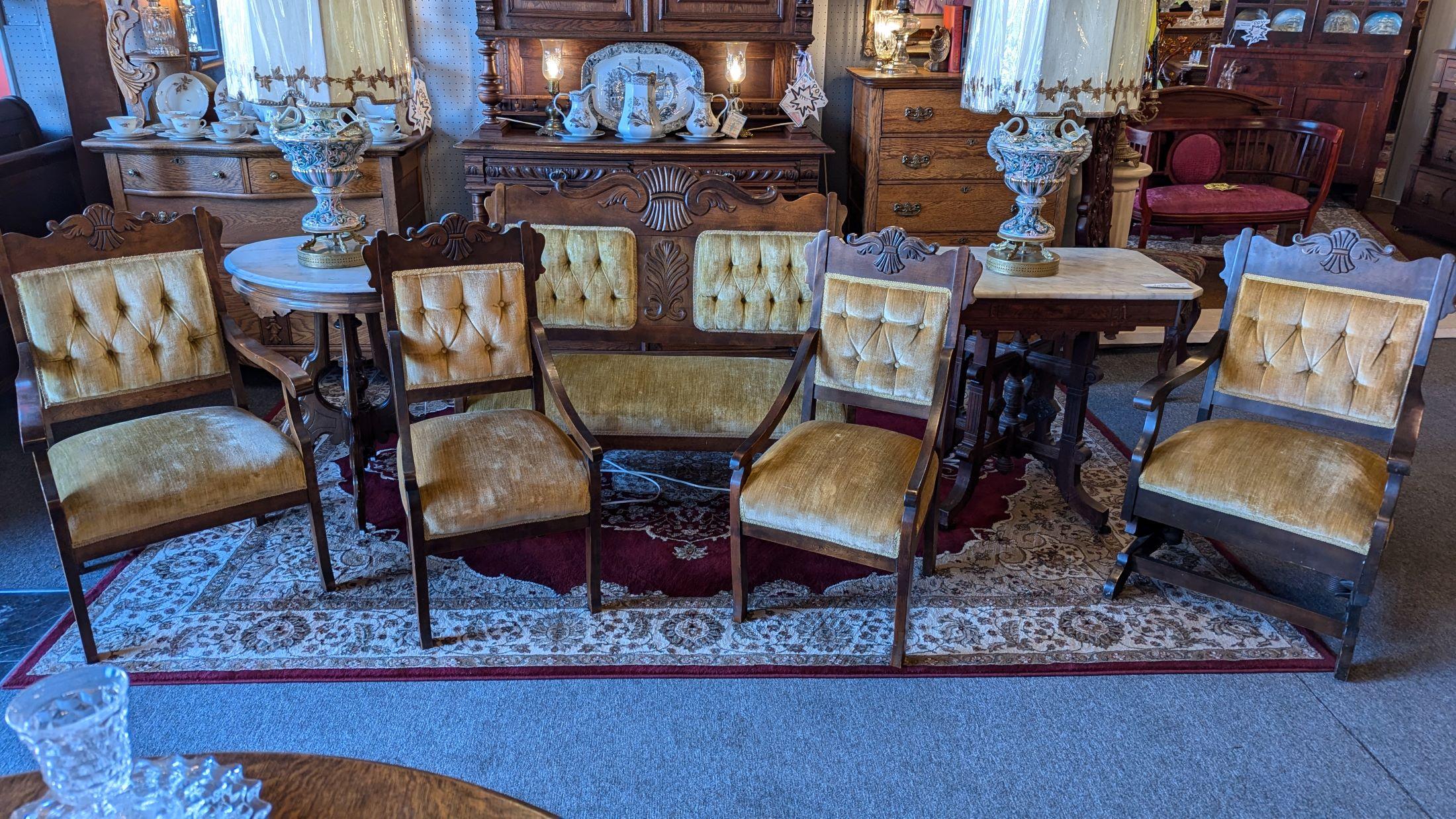 Ensemble de salon victorien de 5 pièces, comprenant un canapé, un fauteuil, une chaise à bascule et deux chaises à thé. Construction en noyer avec sculptures et rembourrage en velours doré.  Confortable et robuste, il est prêt pour votre maison. Le