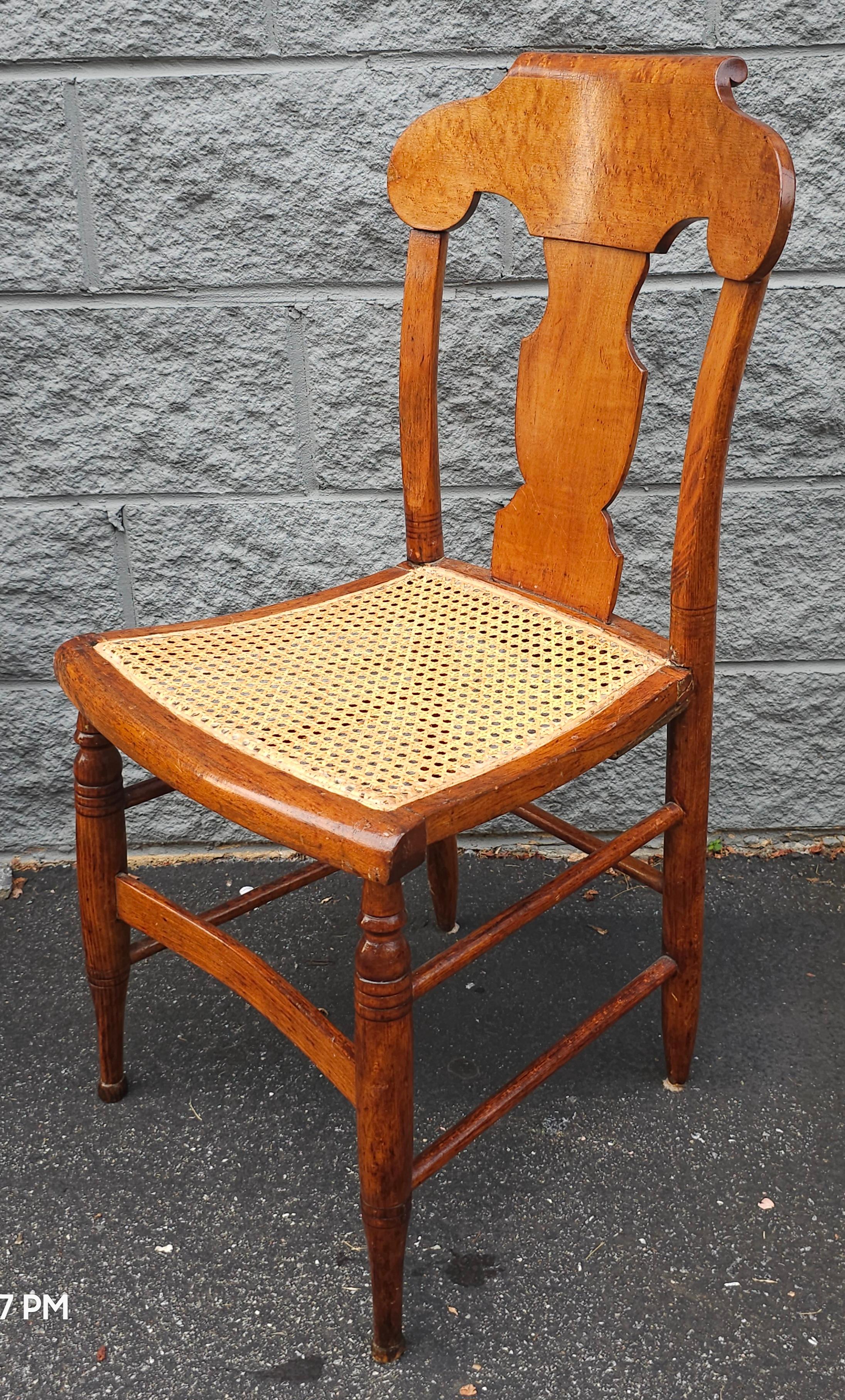 Chaise d'appoint victorienne de la fin du 19e siècle en érable birdeye et en rotin. Mesure 17