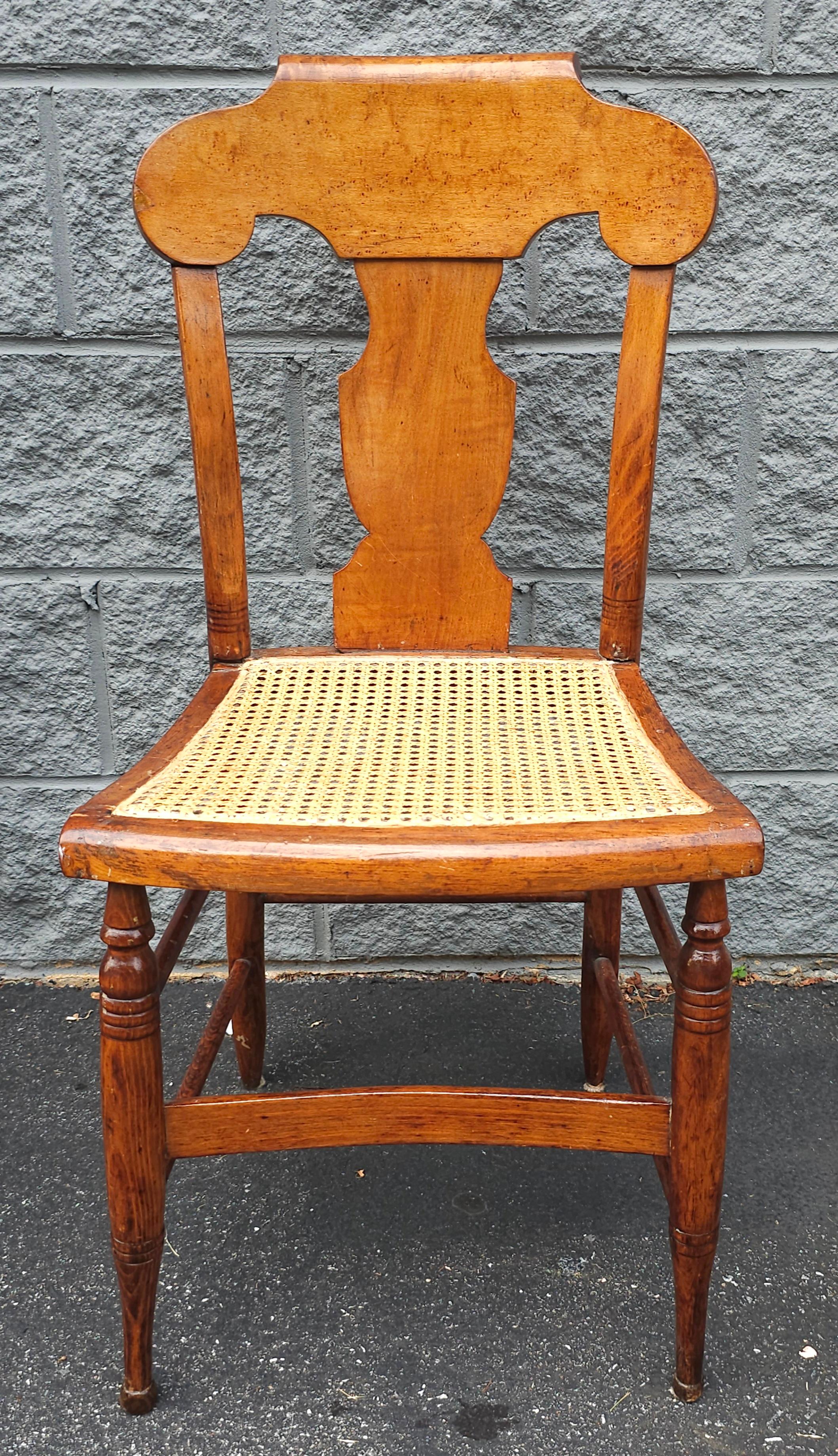Chaise d'appoint victorienne de la fin du 19e siècle en érable à oeil de bœuf et en rotin Bon état - En vente à Germantown, MD