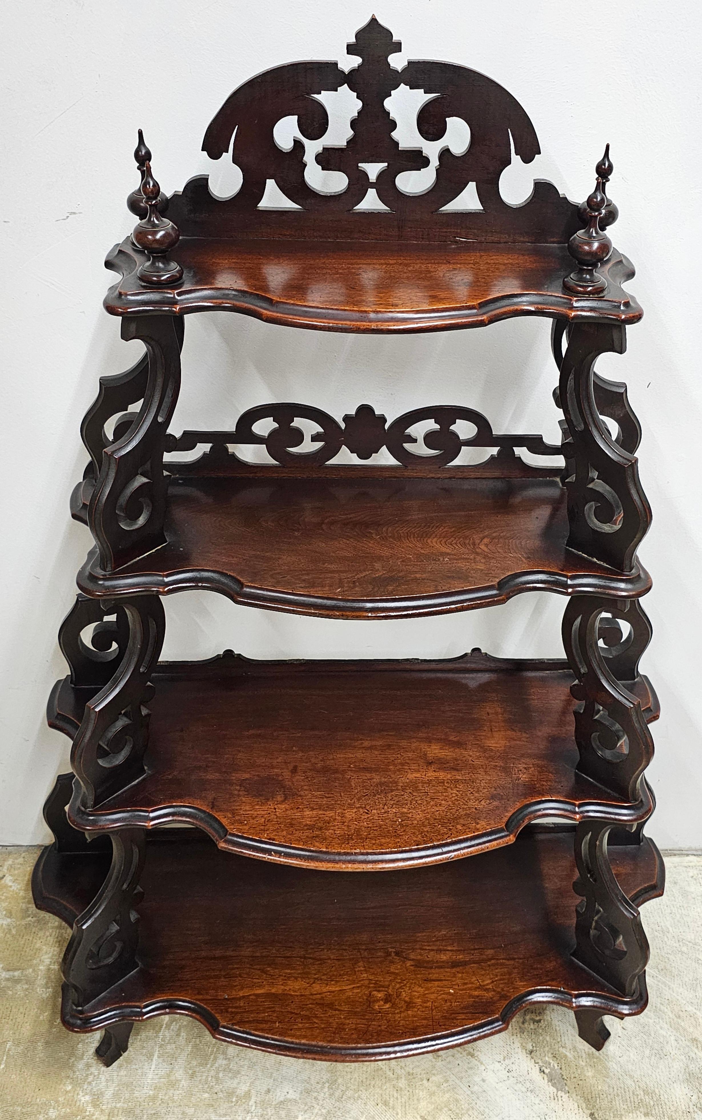 Viktorianische geschnitzte Mahagoni-Etagere aus dem späten 19. (amerikanisch) im Angebot
