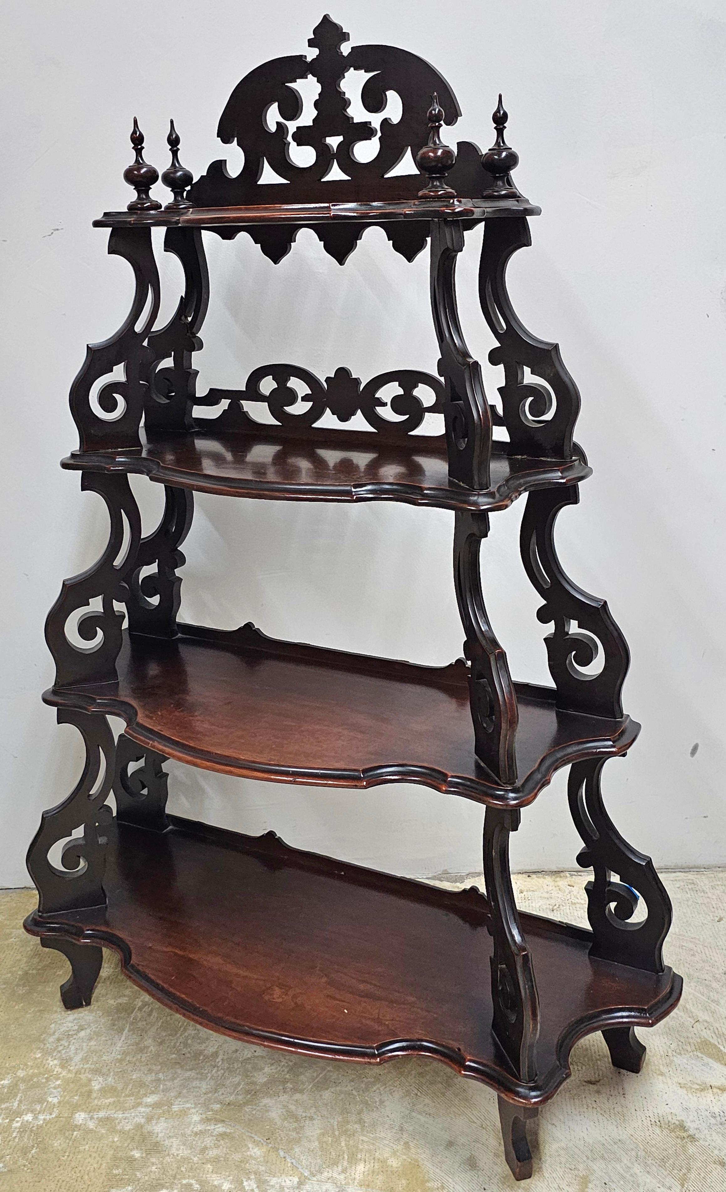 Viktorianische geschnitzte Mahagoni-Etagere aus dem späten 19. (Geschnitzt) im Angebot
