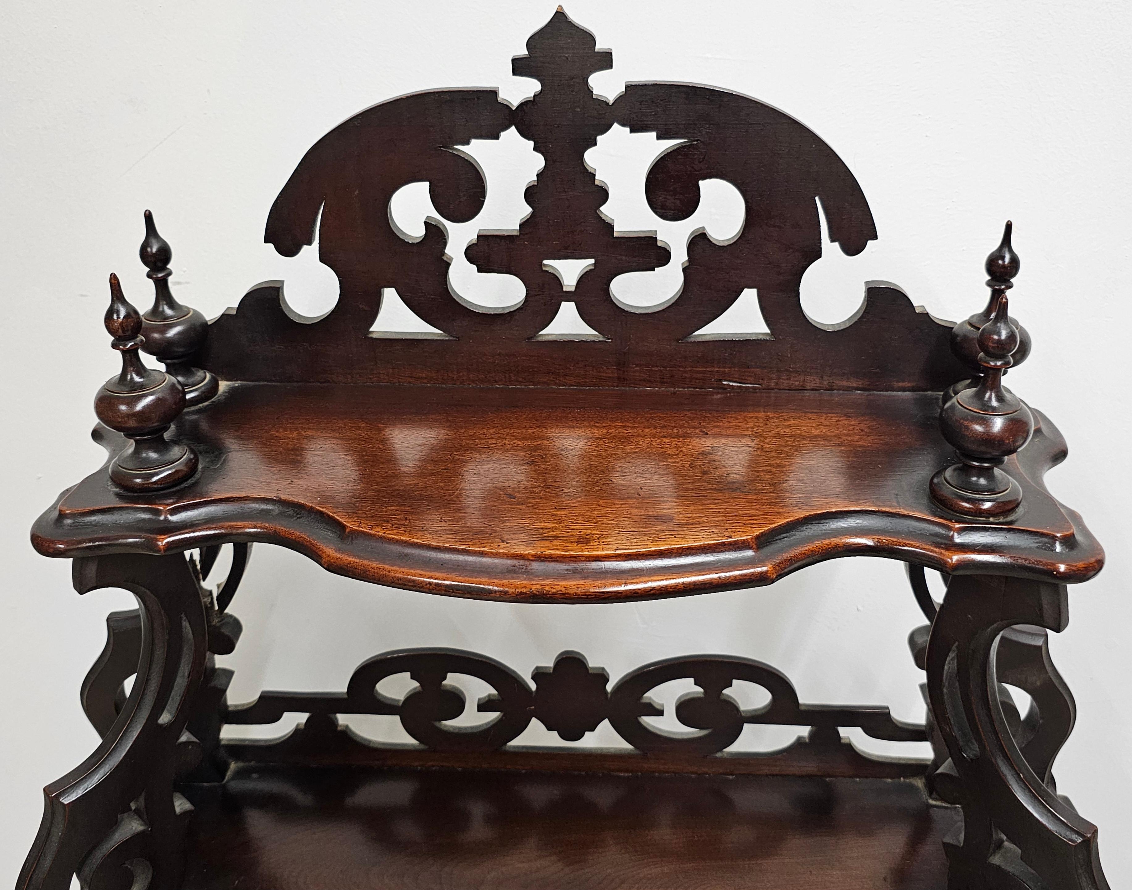 Viktorianische geschnitzte Mahagoni-Etagere aus dem späten 19. im Zustand „Gut“ im Angebot in Germantown, MD