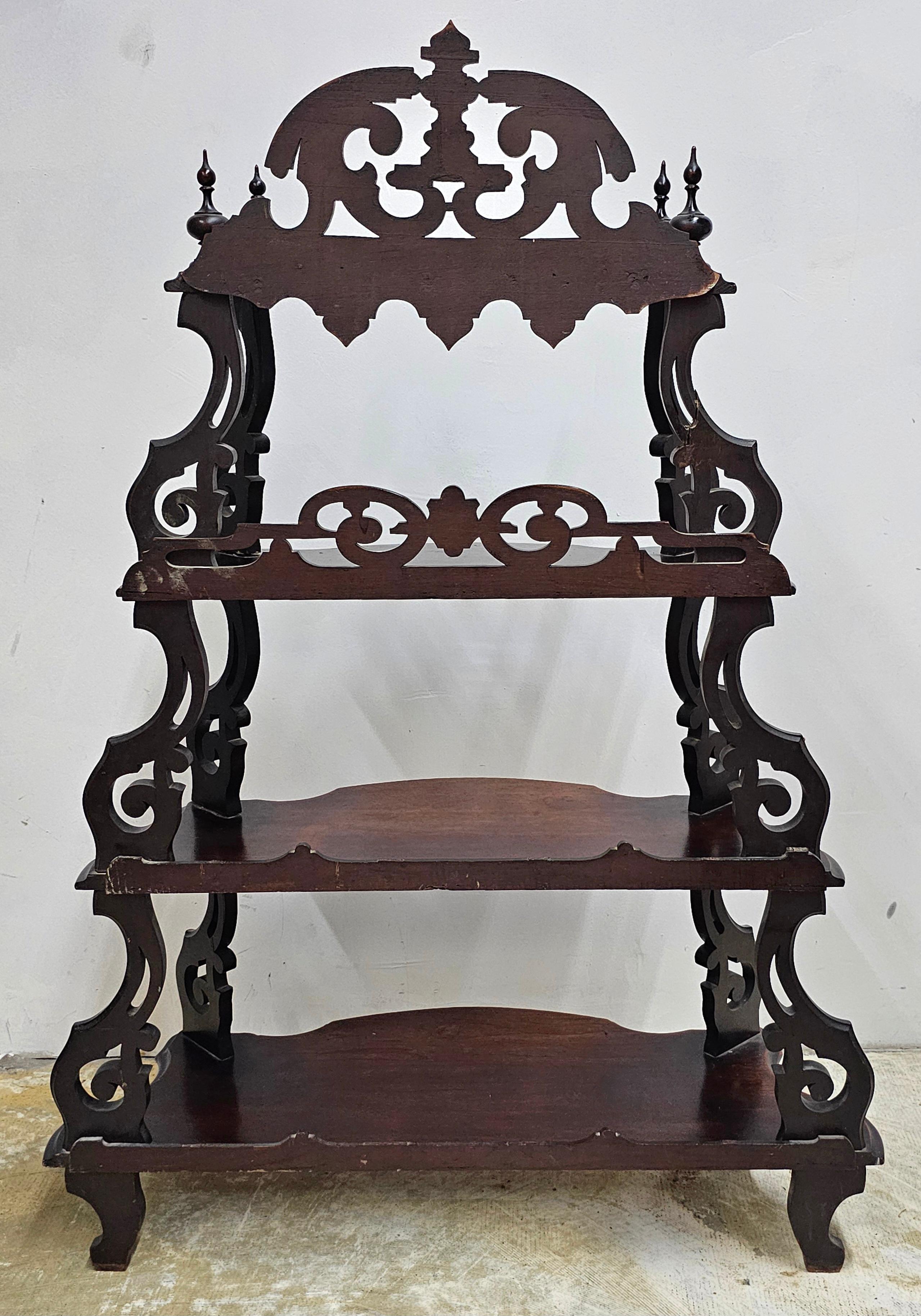 Viktorianische geschnitzte Mahagoni-Etagere aus dem späten 19. (19. Jahrhundert) im Angebot