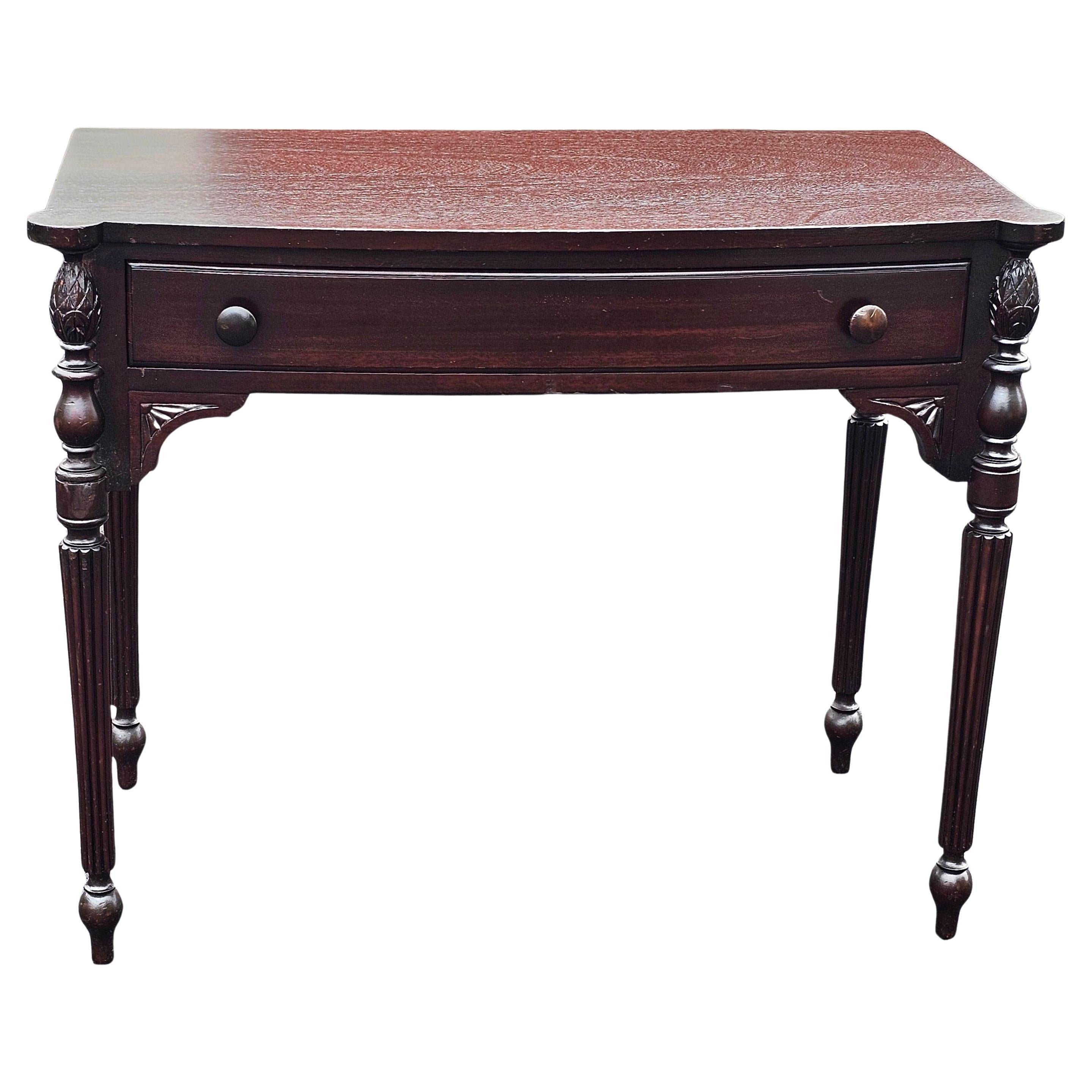 A  Tavolo da sala versatile a un cassetto in noce intagliato della fine del XIX secolo, tavolo da console o tavolo da scrittura. Recentemente rifinito.
 Misura 37,50