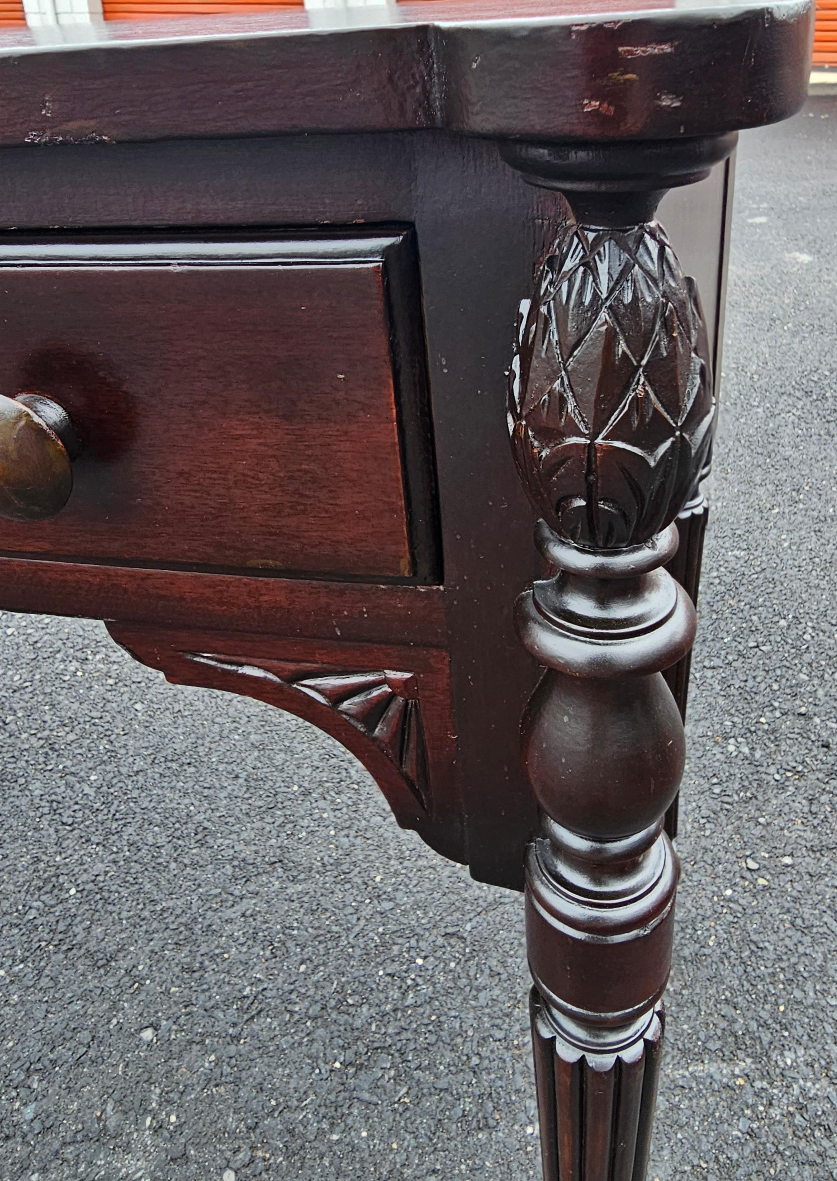Tavolino da salotto a un cassetto in noce intagliato della fine del XIX secolo A. Hall In condizioni buone in vendita a Germantown, MD