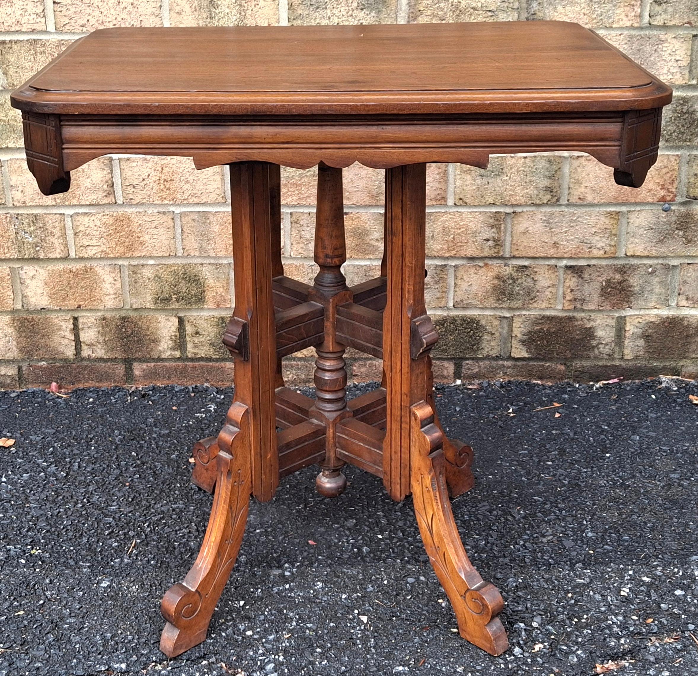 Table d'appoint en noyer sculpté de style Eastlake à la fin du 19e siècle
Mesure 28