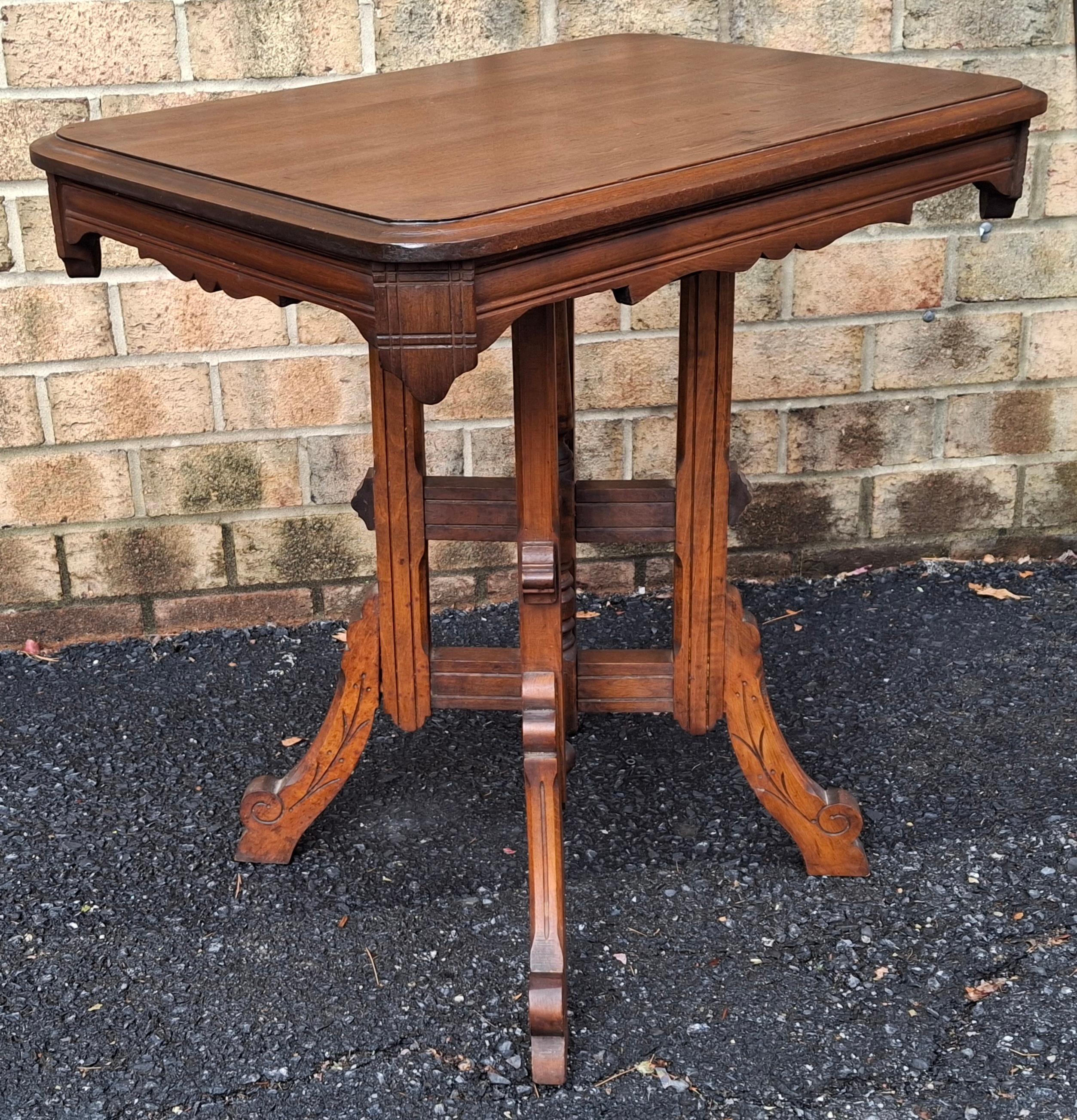 Américain Table d'appoint en noyer de style Eastlake de la fin du 19e siècle en vente