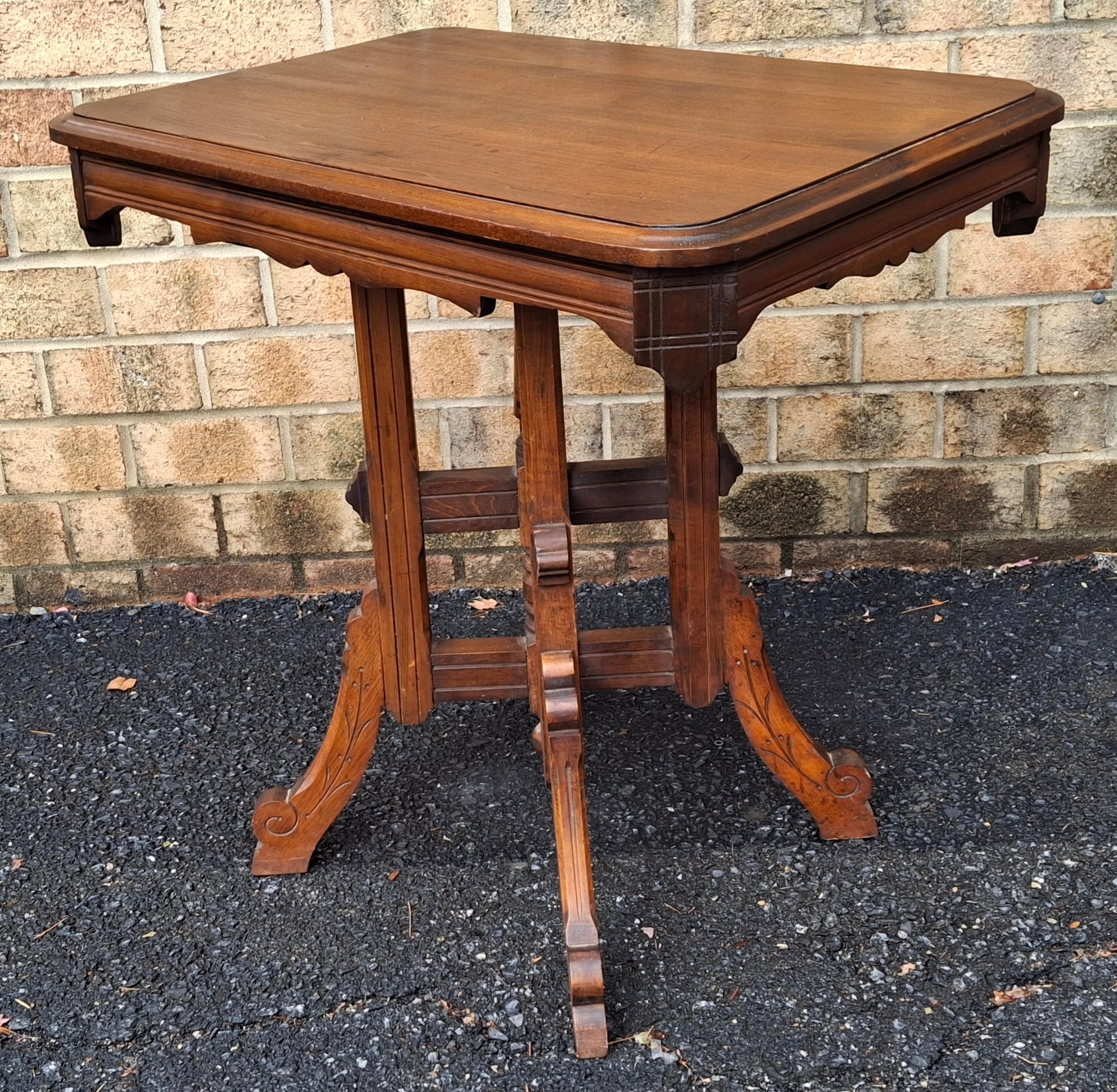 Tacheté Table d'appoint en noyer de style Eastlake de la fin du 19e siècle en vente