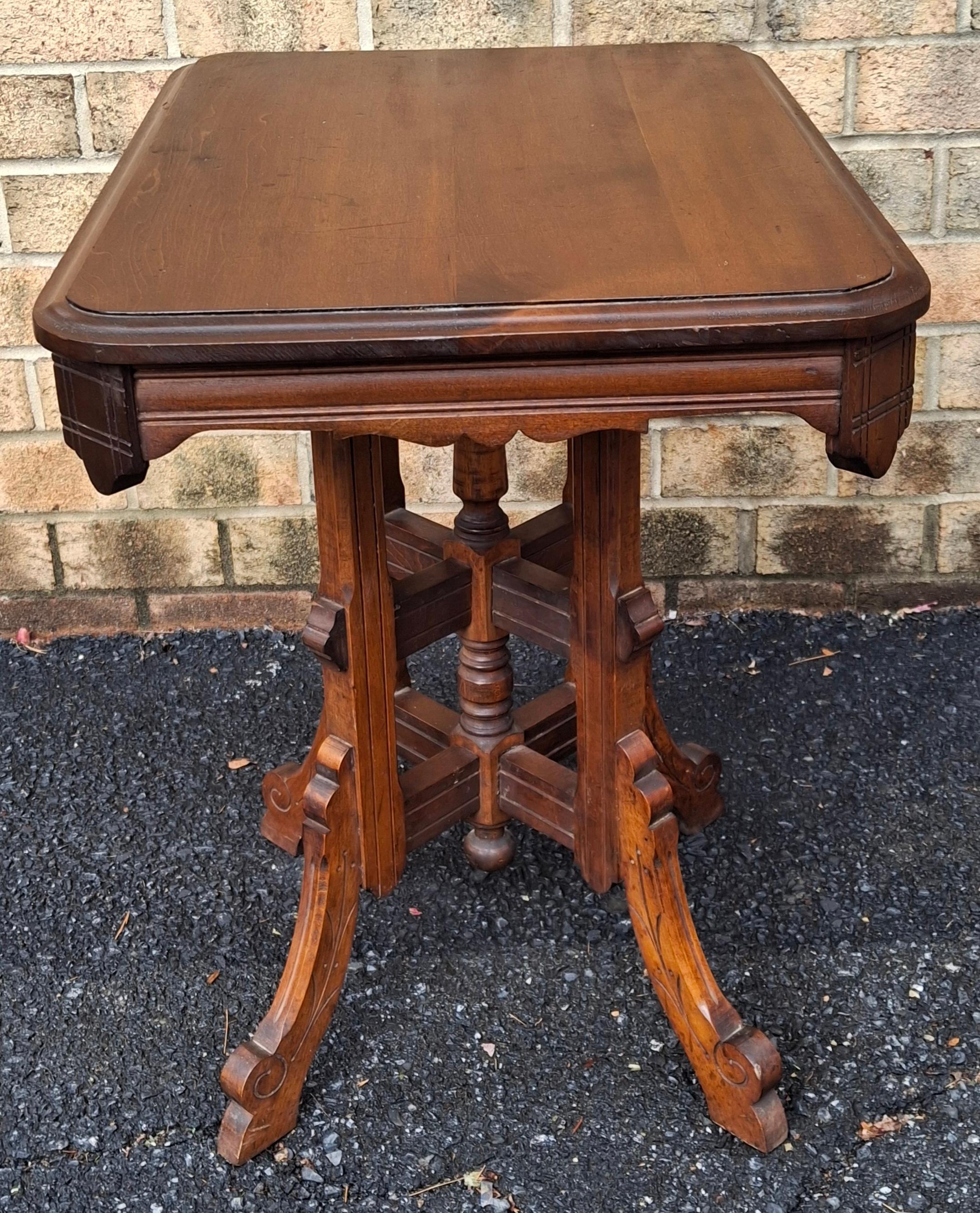 Table d'appoint en noyer de style Eastlake de la fin du 19e siècle Bon état - En vente à Germantown, MD