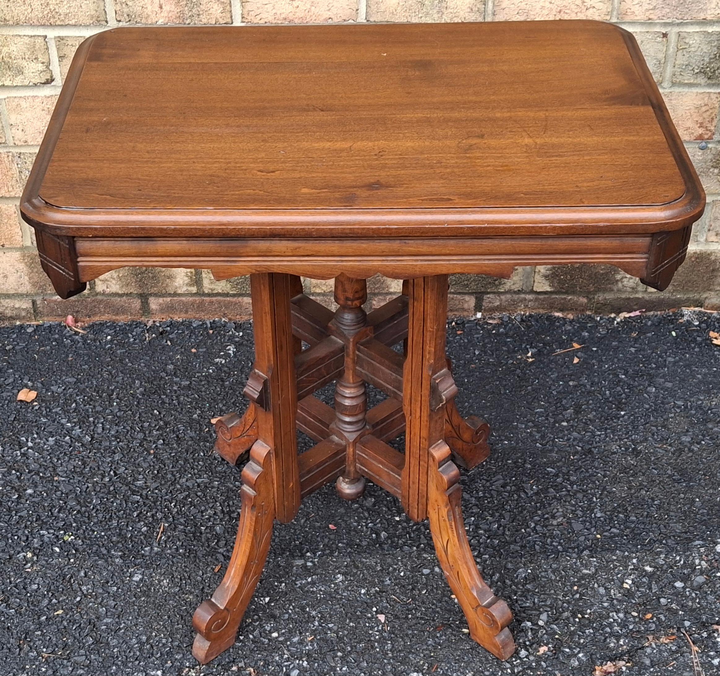 XIXe siècle Table d'appoint en noyer de style Eastlake de la fin du 19e siècle en vente