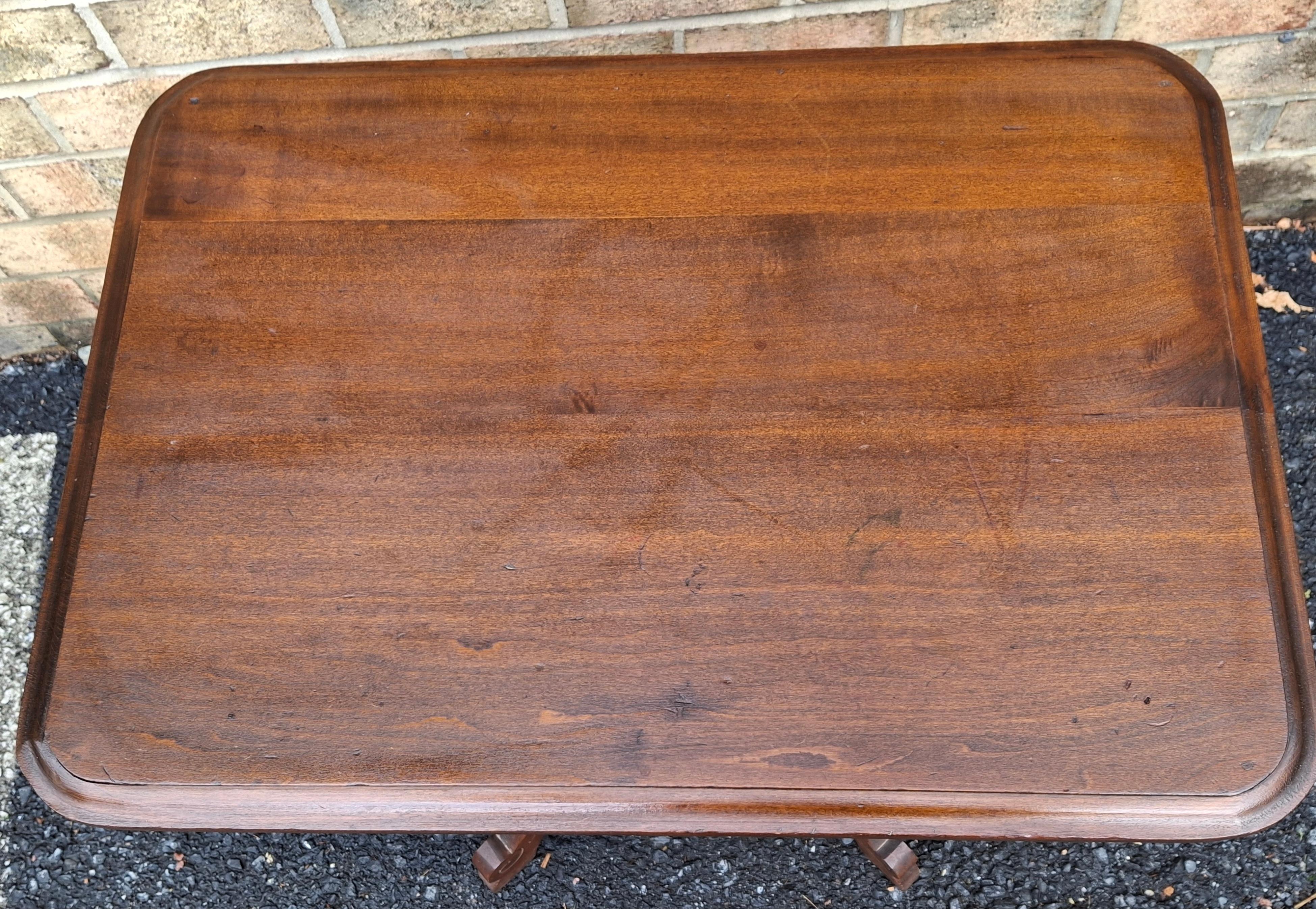 Noyer Table d'appoint en noyer de style Eastlake de la fin du 19e siècle en vente