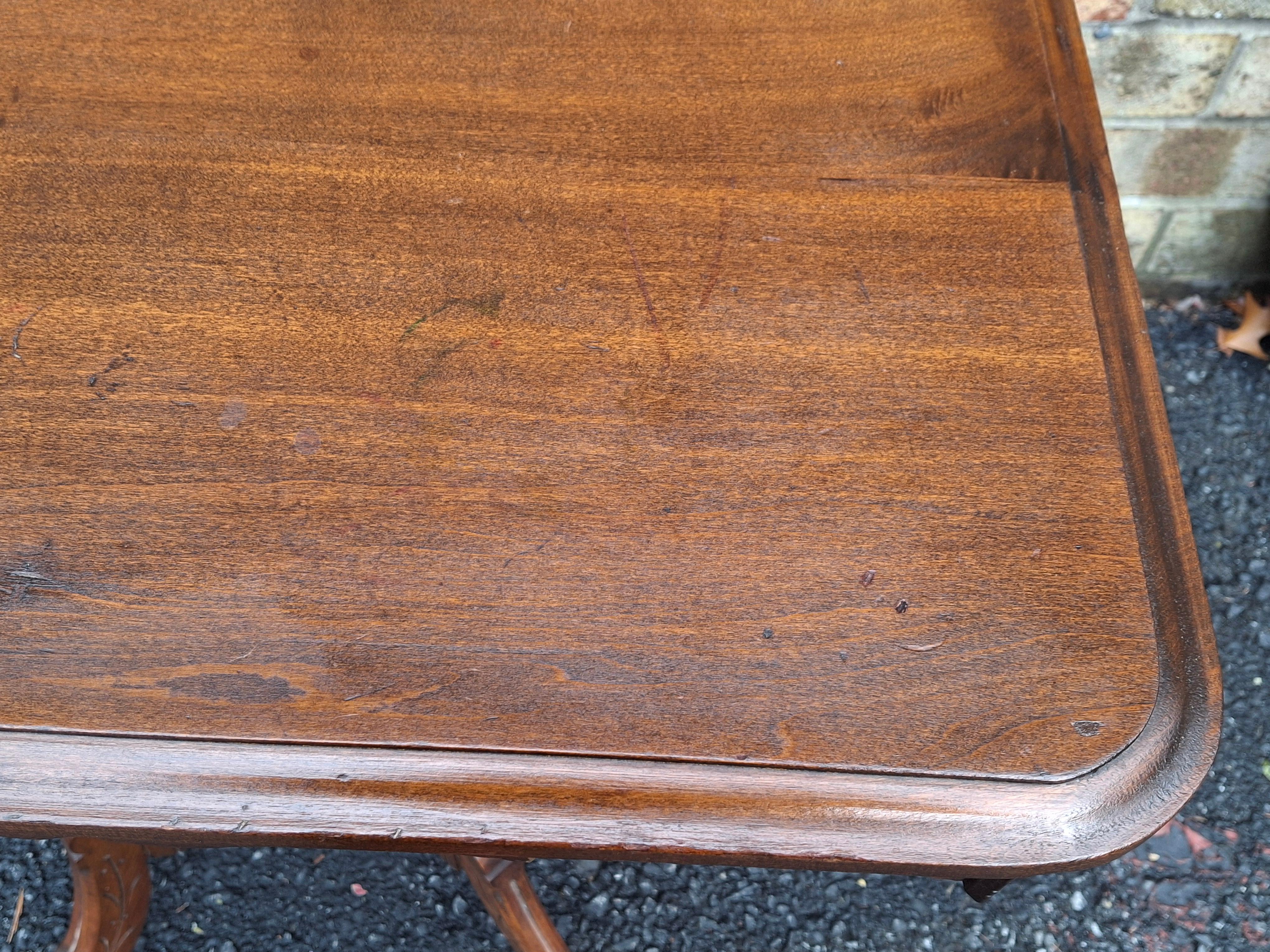 Table d'appoint en noyer de style Eastlake de la fin du 19e siècle en vente 1