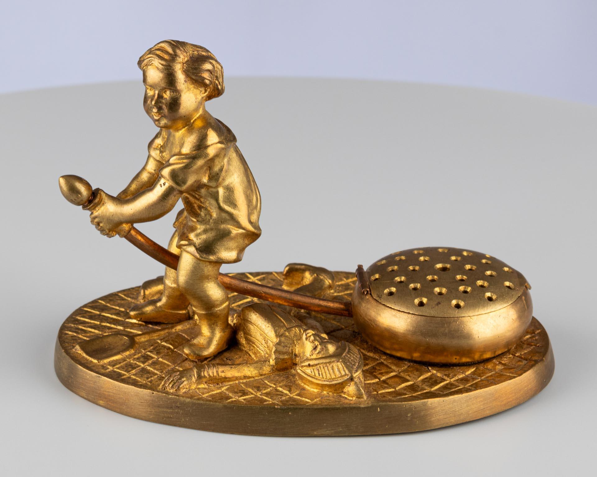 Antique Victorian Gilt Bronze Ormolu Gold Figurative Incense Burner

Continental 
Gilt bronze 
c. 1900 

Dimensions: H x W x D: 9.5cm x 13cm x 8.5cm

Crafted around 1900, this antique incense burner features an intriguing design that immediately