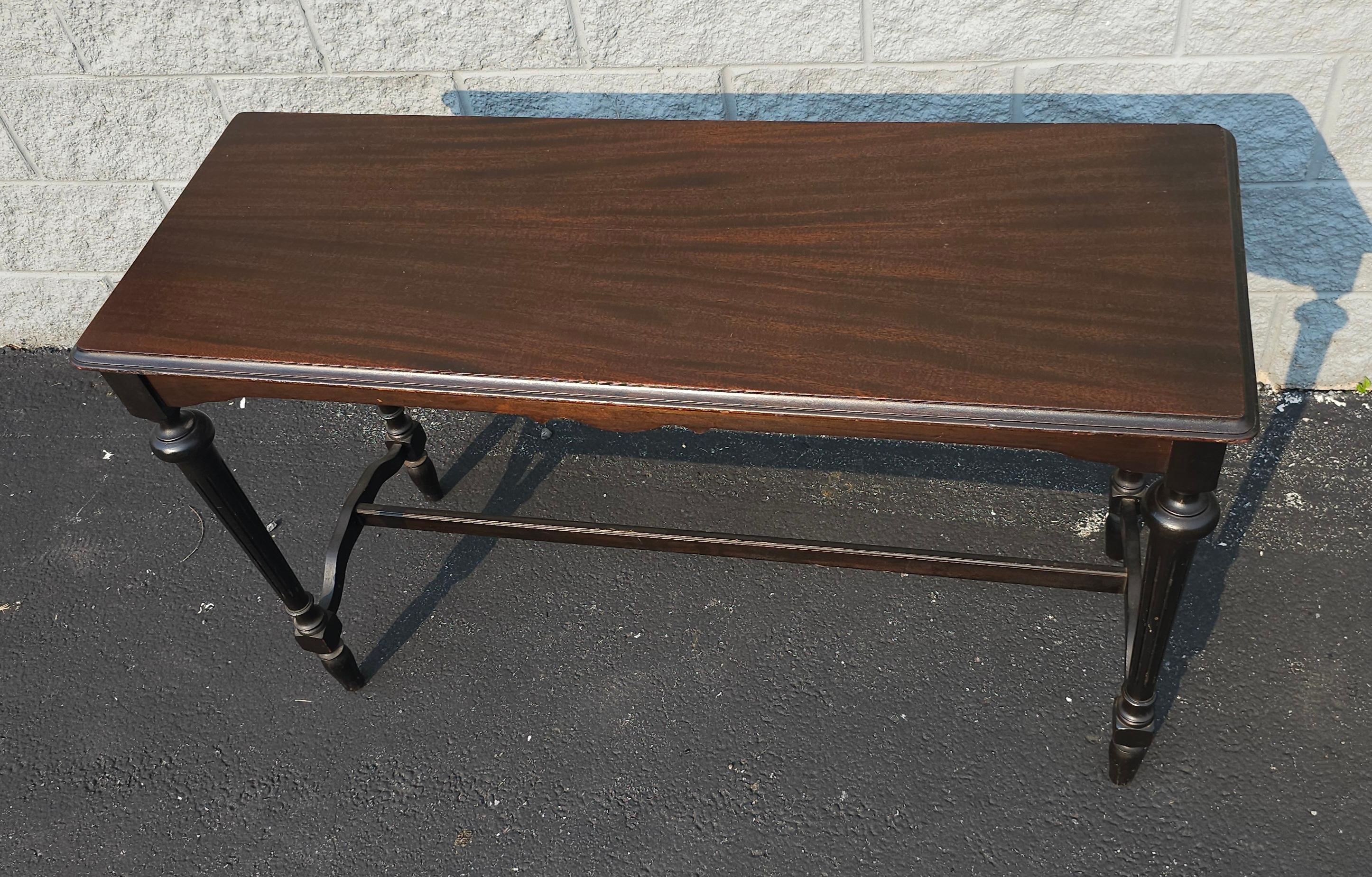 XIXe siècle Table de bibliothèque victorienne en acajou de la fin du 19e siècle en vente