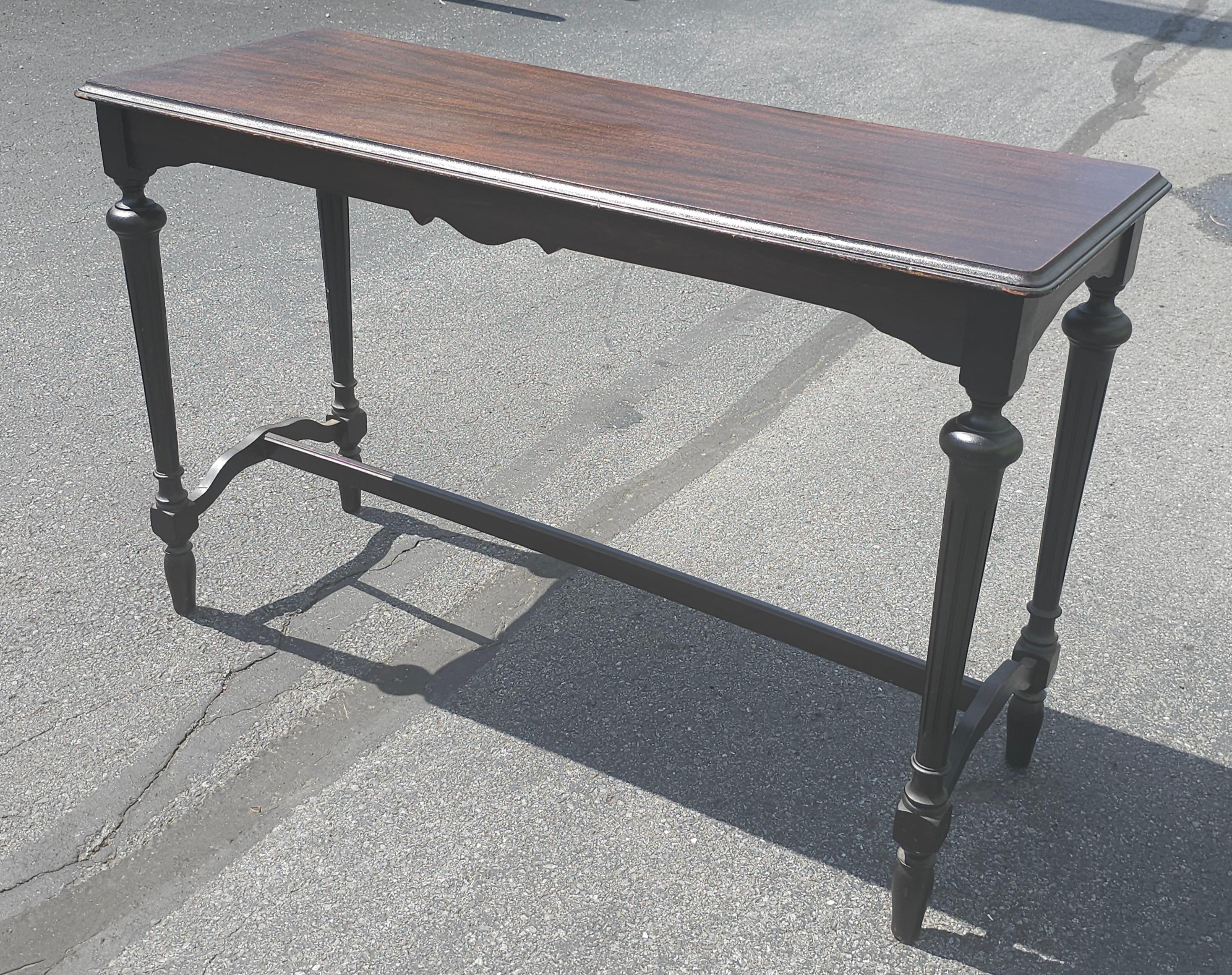 Table de bibliothèque victorienne en acajou de la fin du 19e siècle avec châssis. Mesure 48