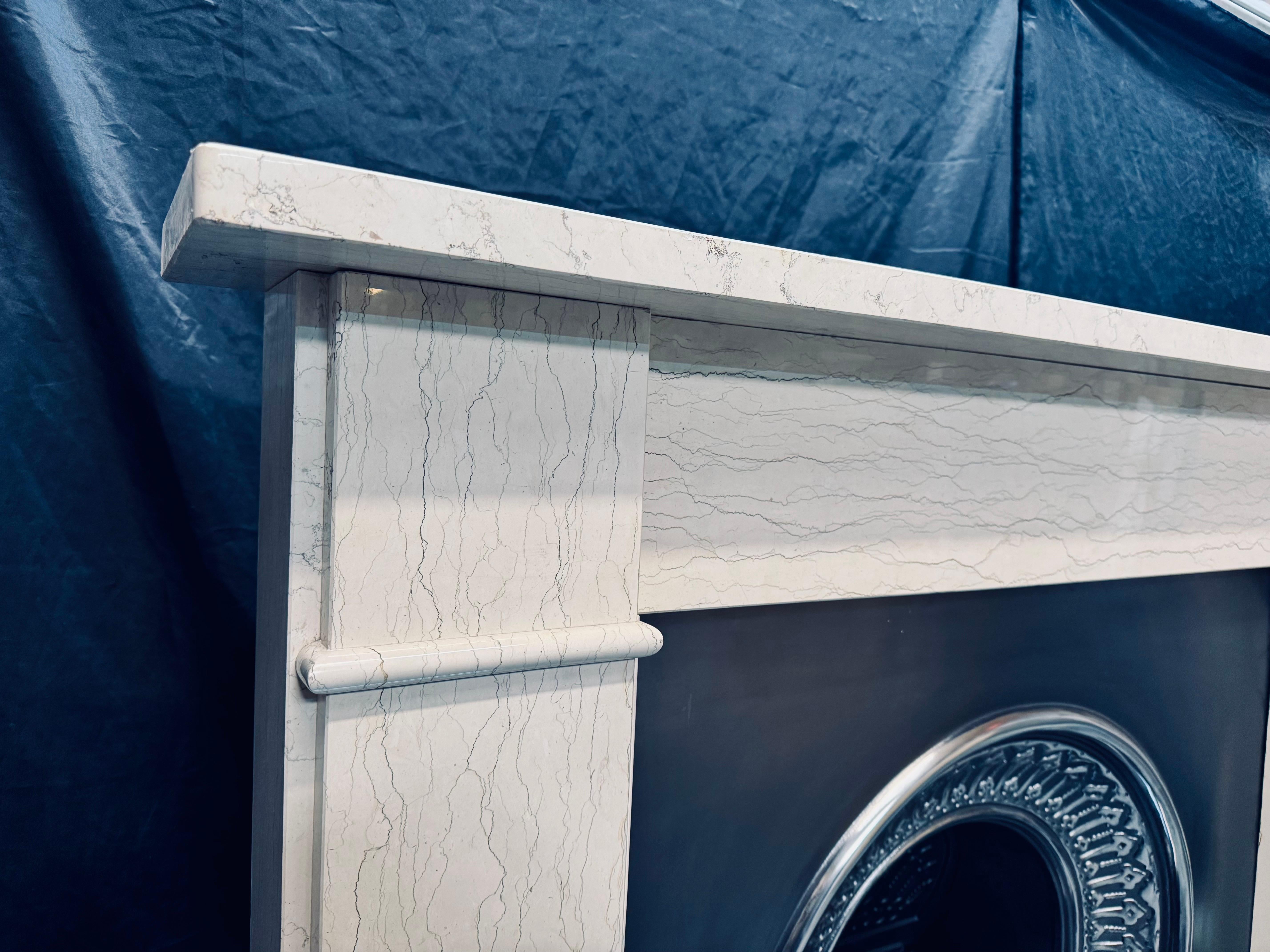 Rivestimento per caminetto in marmo venato di stile vittoriano della fine del XIX secolo. in vendita 2